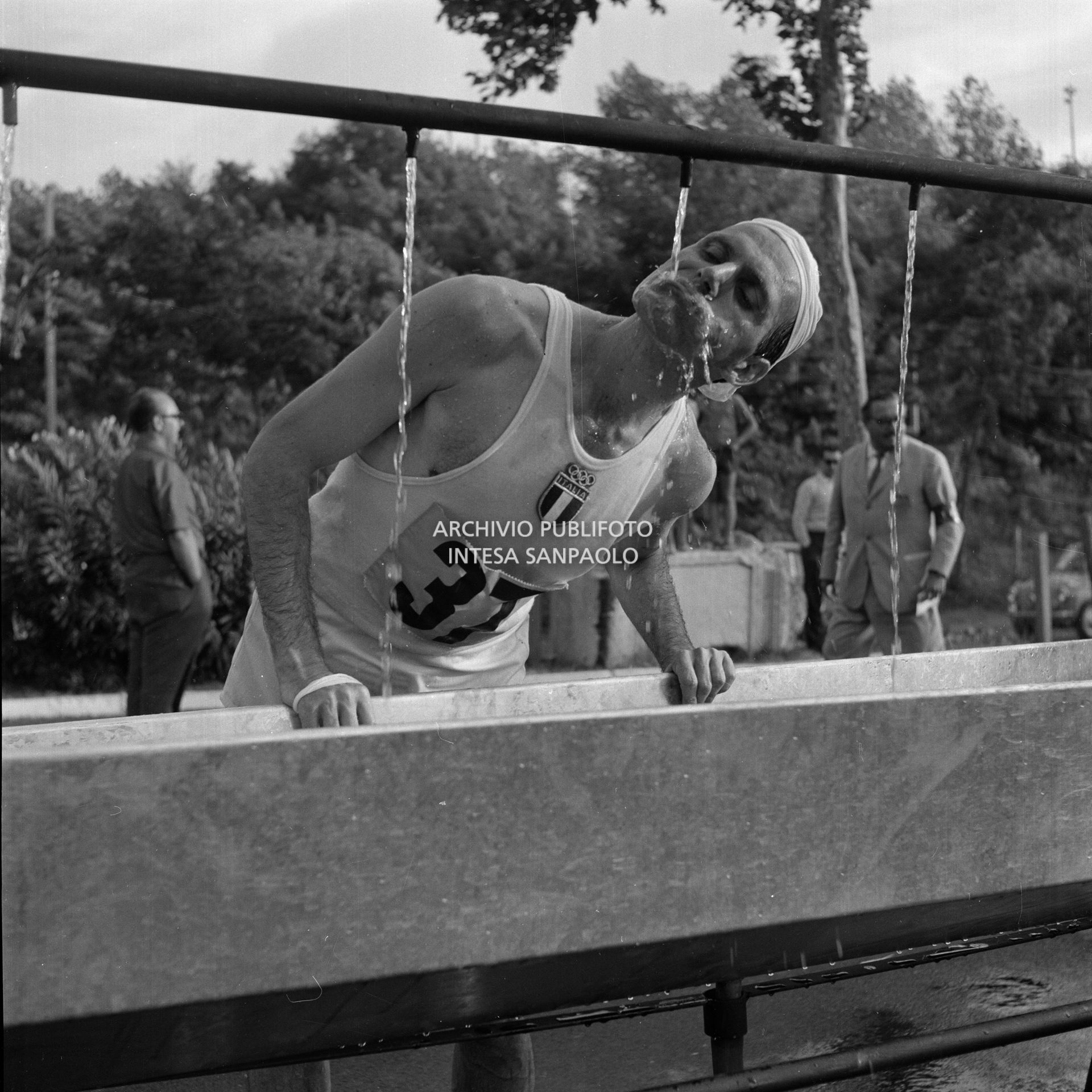 Giuseppe Dordoni si rinfresca durante una delle prove della marcia 50 km in occasione della XVII Olimpiade a Roma