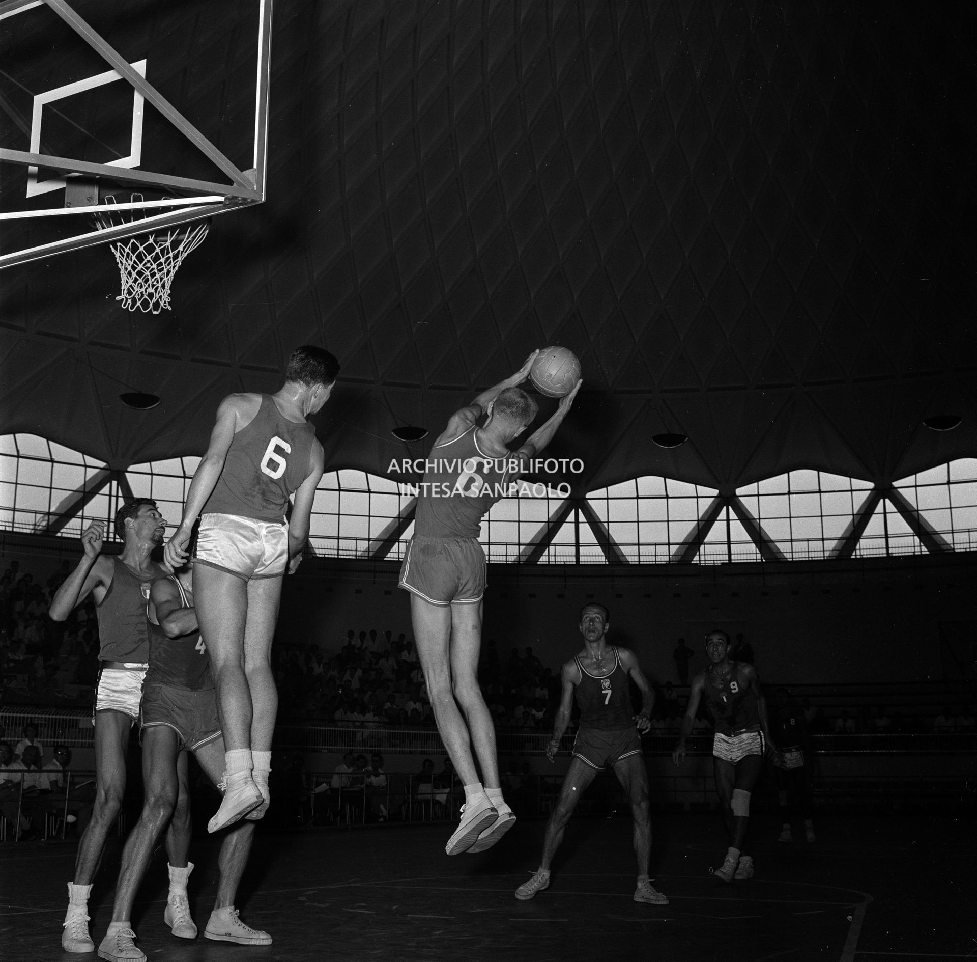 Un momento della partita di pallacanestro tra Italia e Polonia tenutasi al Palazzetto dello Sport in occasione della XVII Olimpiade a Roma