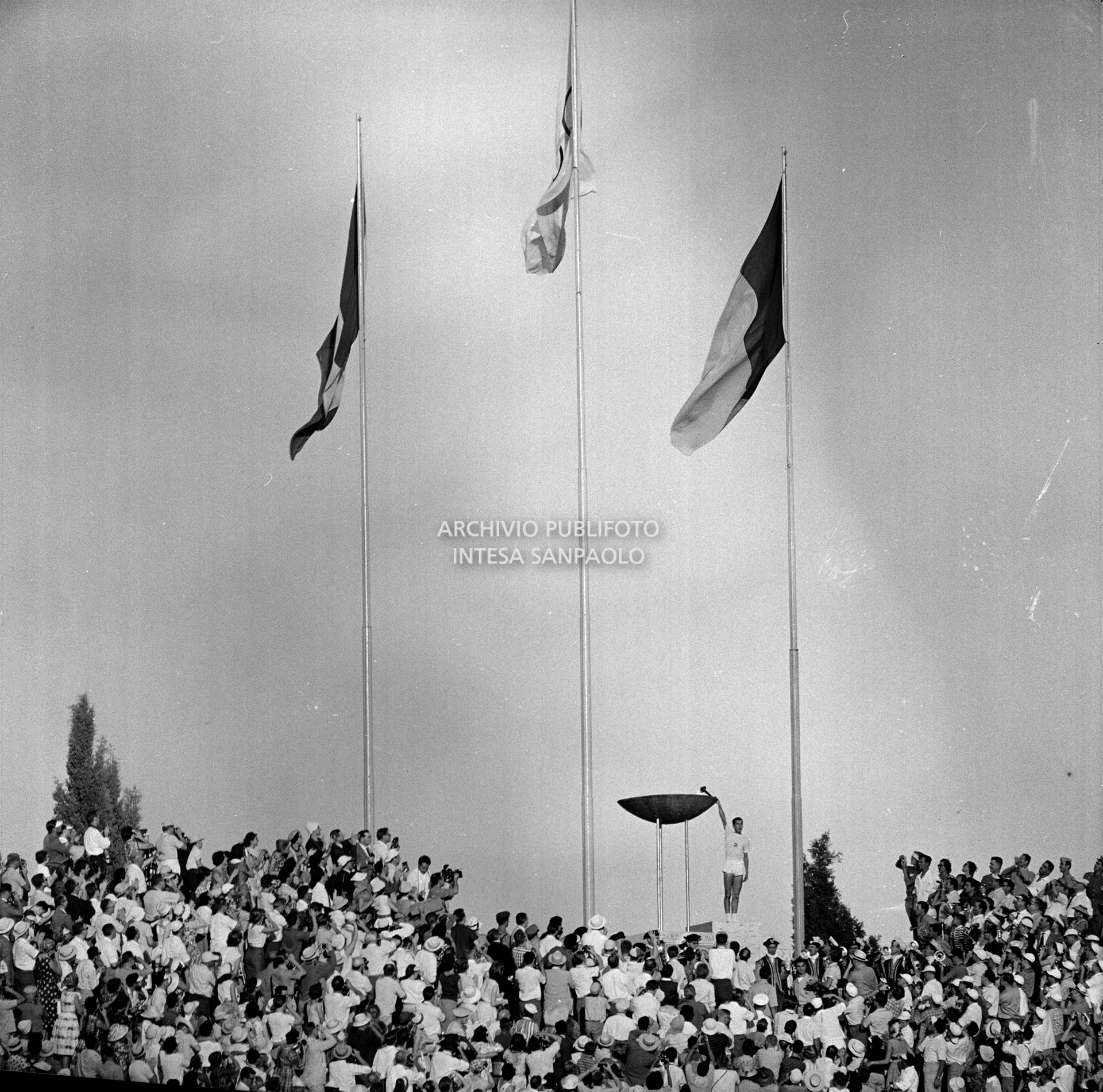 Giancarlo Peris durante l'accensione della Fiamma Olimpica in occasione della cerimonia di apertura della XVII Olimpiade a Roma