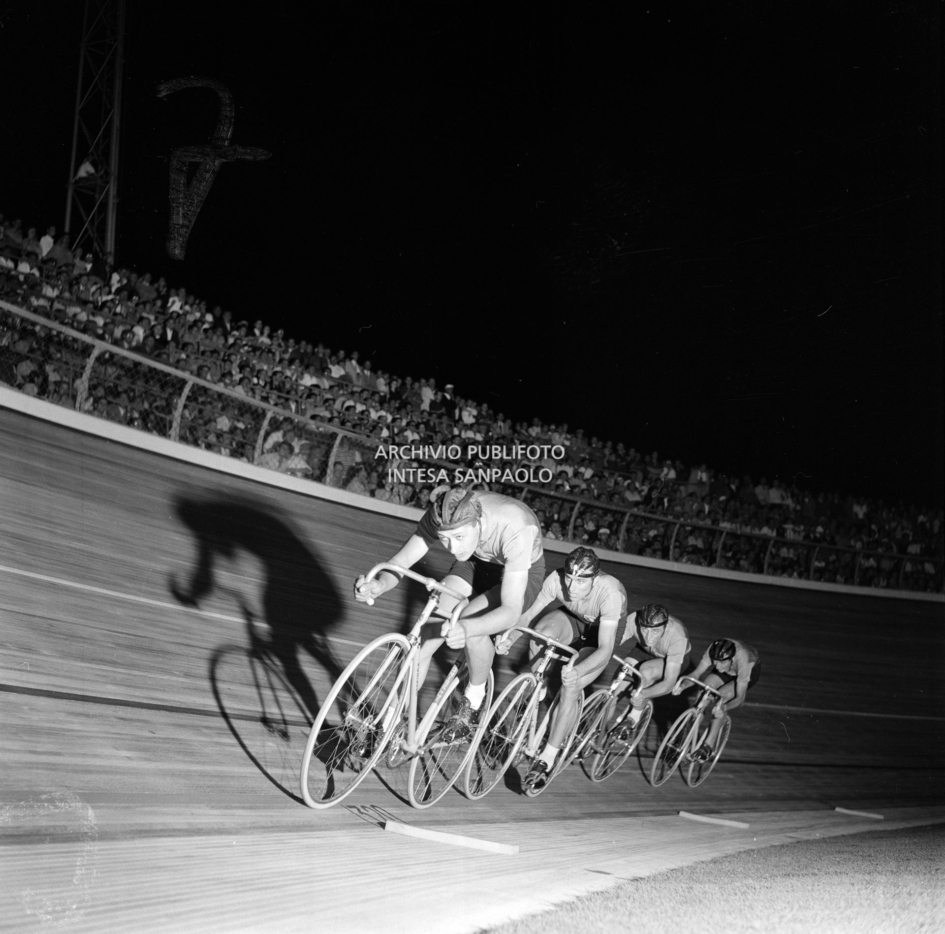La squadra di ciclismo italiana composta da Marino Vigna, Luigi Arienti, Franco Testa e Mario Vallotto, durante una delle prove di inseguimento a squadre al Velodomo Olimpico in occasione della XVII Olimpiade a Roma