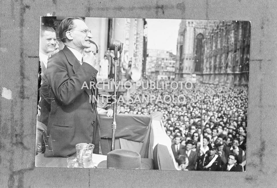 Comizio di Alcide De Gasperi, alla vigilia del referendum istituzionale " monarchia-repubblica", in piazza del Duomo a Milano straripante di persone