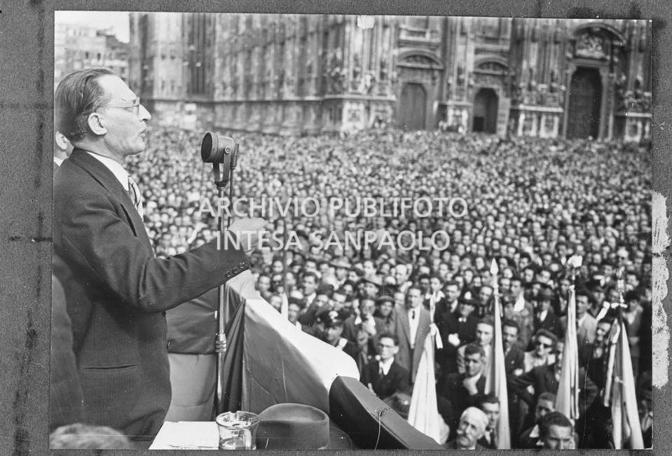 Comizio di Alcide De Gasperi, alla vigilia del referendum istituzionale "monarchia-repubblica", in piazza del Duomo a Milano straripante di persone
