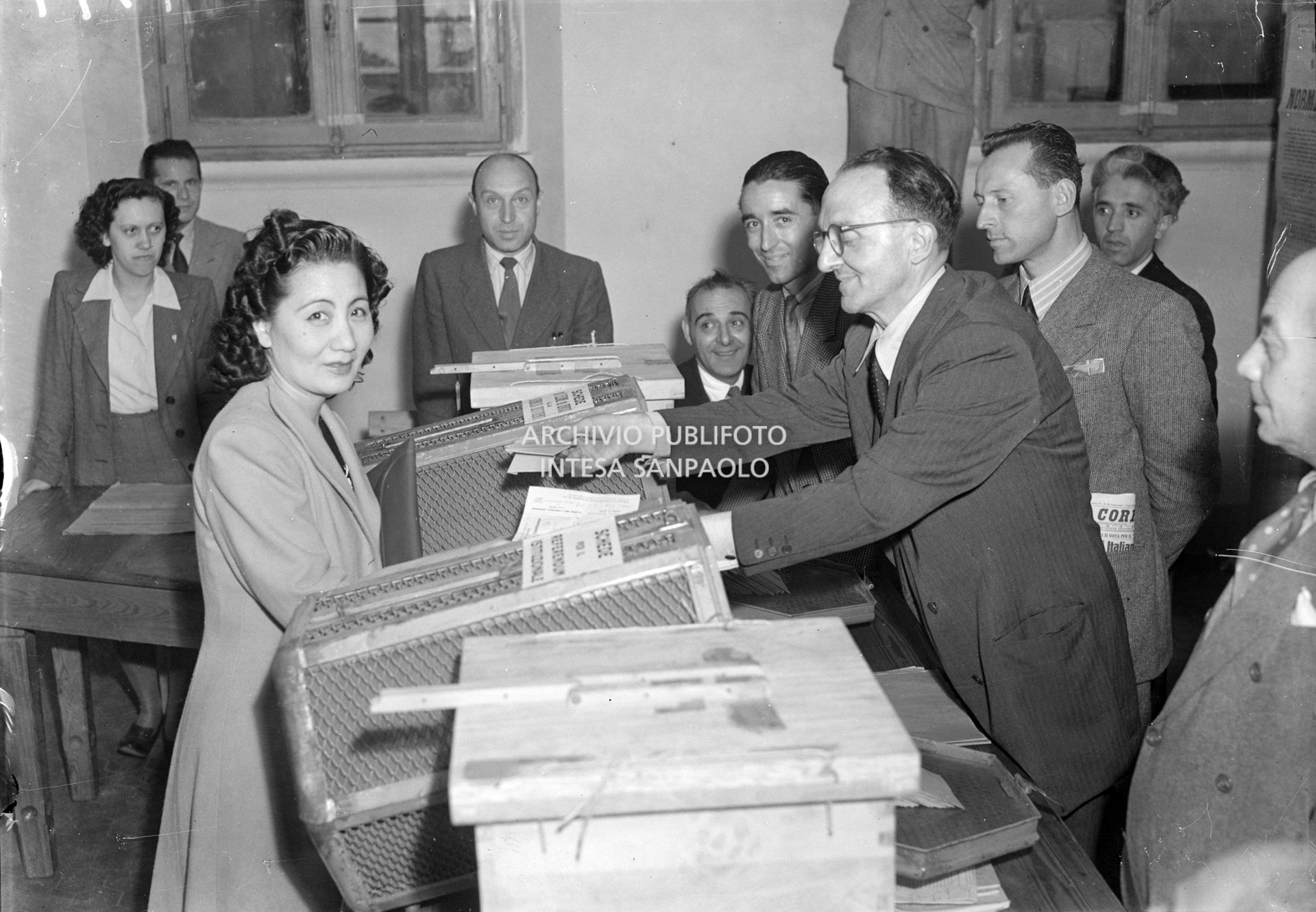 La soprano giapponese Atsuko Ito al voto per il referendum istituzionale per scegliere tra Repubblica o Monarchia e per scegliere i componenti dell'Assemblea Costituente, presso il seggio elettorale di viale Romagna a Milano