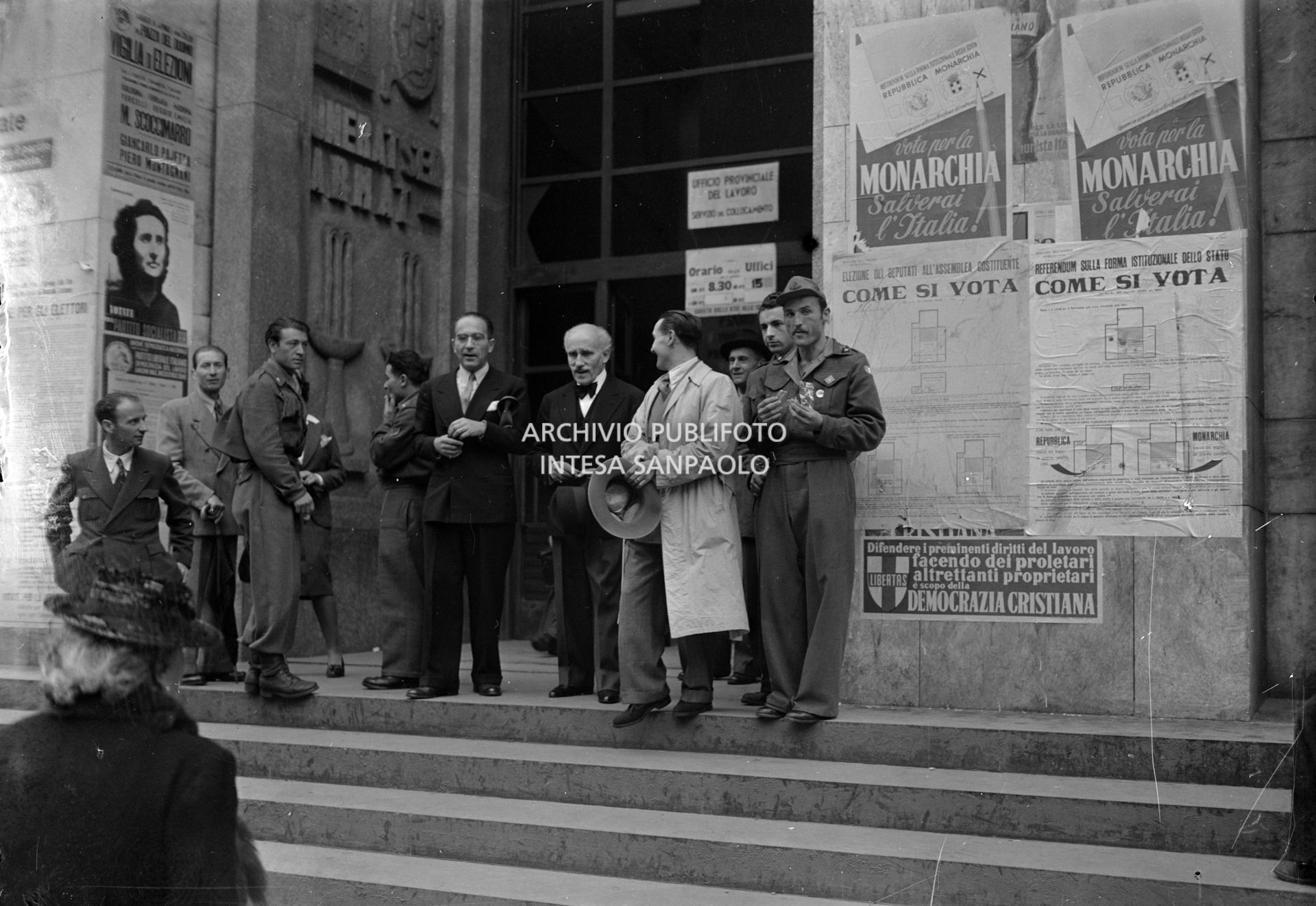 Il Maestro Arturo Toscanini mentre esce dal seggio di via Carlo Freguglia a Milano dove ha votato per il referendum istituzionale per scegliere tra Repubblica o Monarchia e per scegliere i componenti dell'Assemblea Costituente