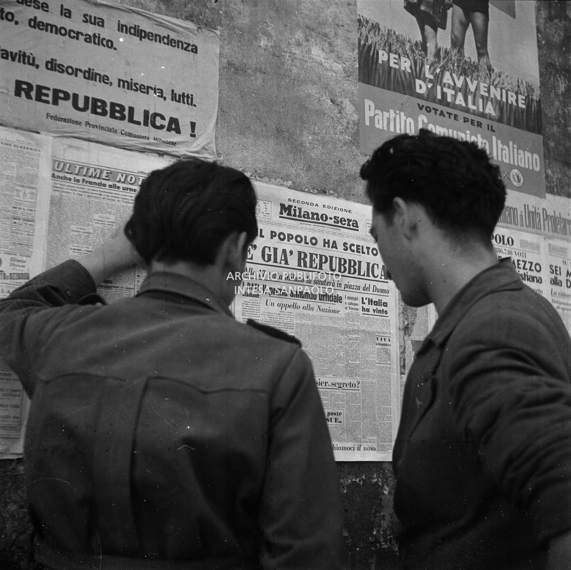 Due ragazzi per strada leggono la prima pagina della seconda edizione del quotidiano Milano-Sera, affissa a un muro, che titola: "Il popolo ha scelto. È già Repubblica"