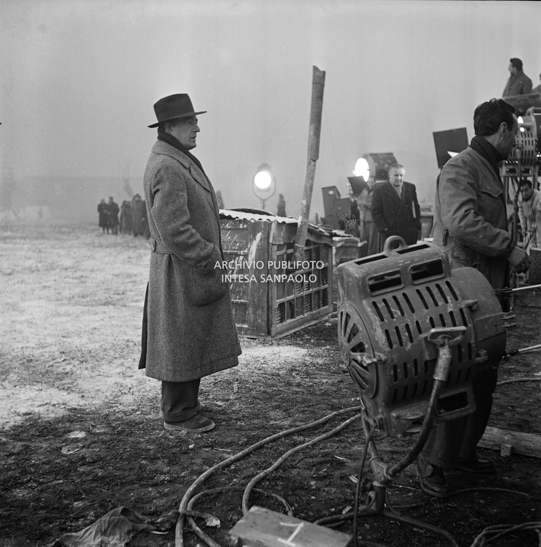 Il regista Vittorio De Sica sul set del film "Miracolo a Milano" girato nel quartiere milanese di Lambrate