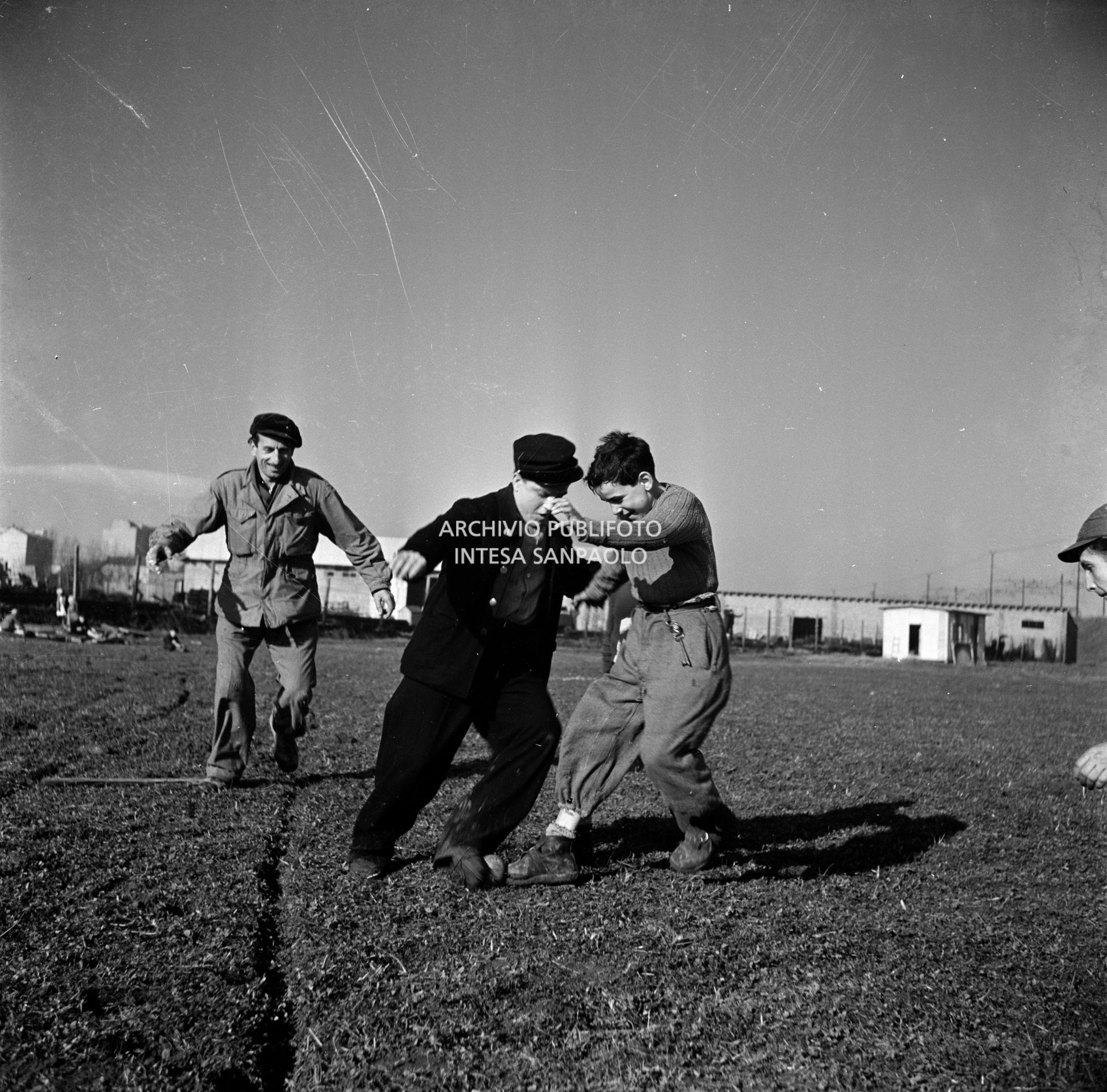 Francesco Golisano gioca a calcio con una palla di fortuna in una pausa delle riprese del film "Miracolo a Milano" girato nel quartiere milanese di Lambrate