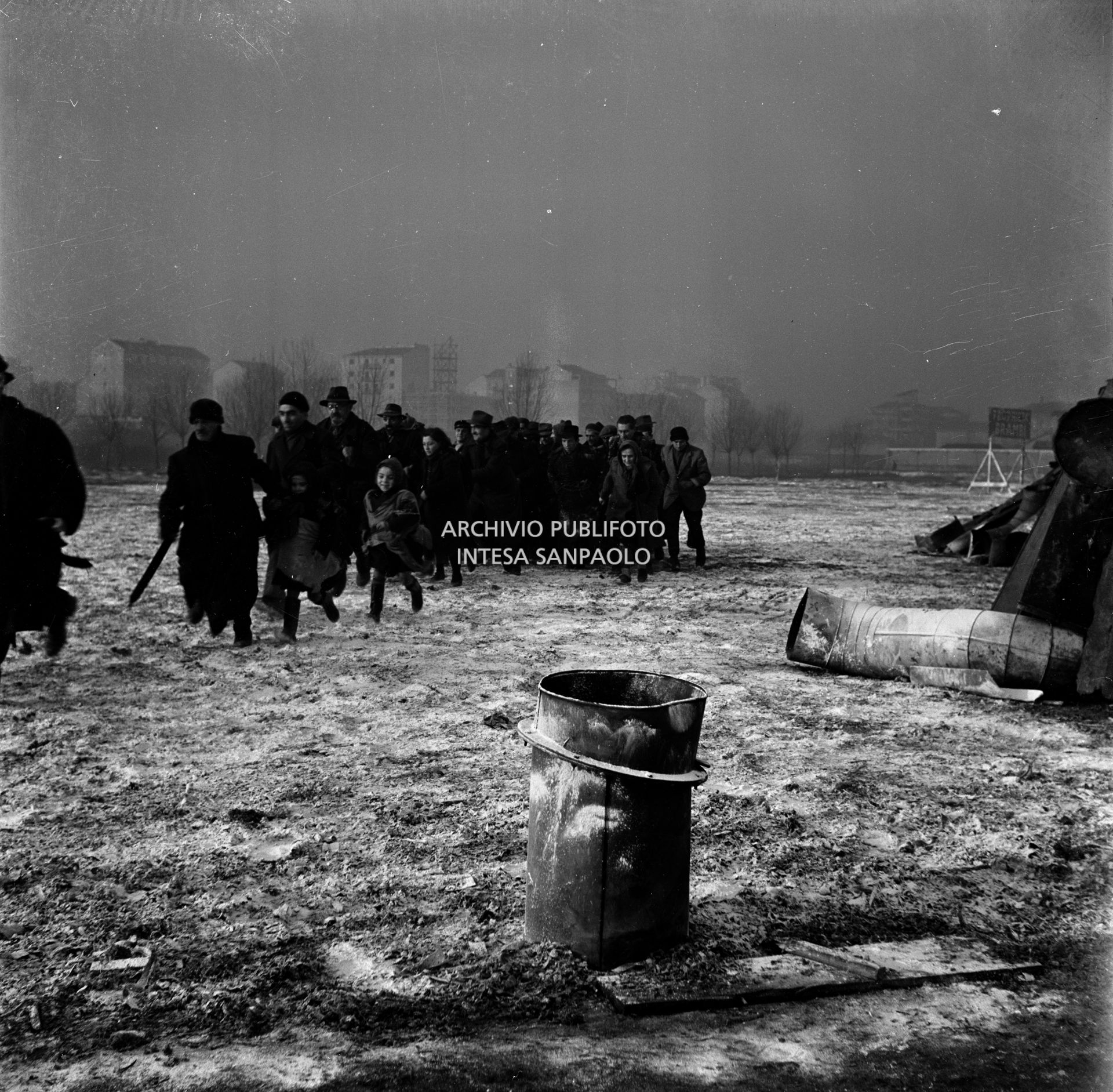 Un momento delle riprese del film "Miracolo a Milano" girato nel quartiere milanese di Lambrate
