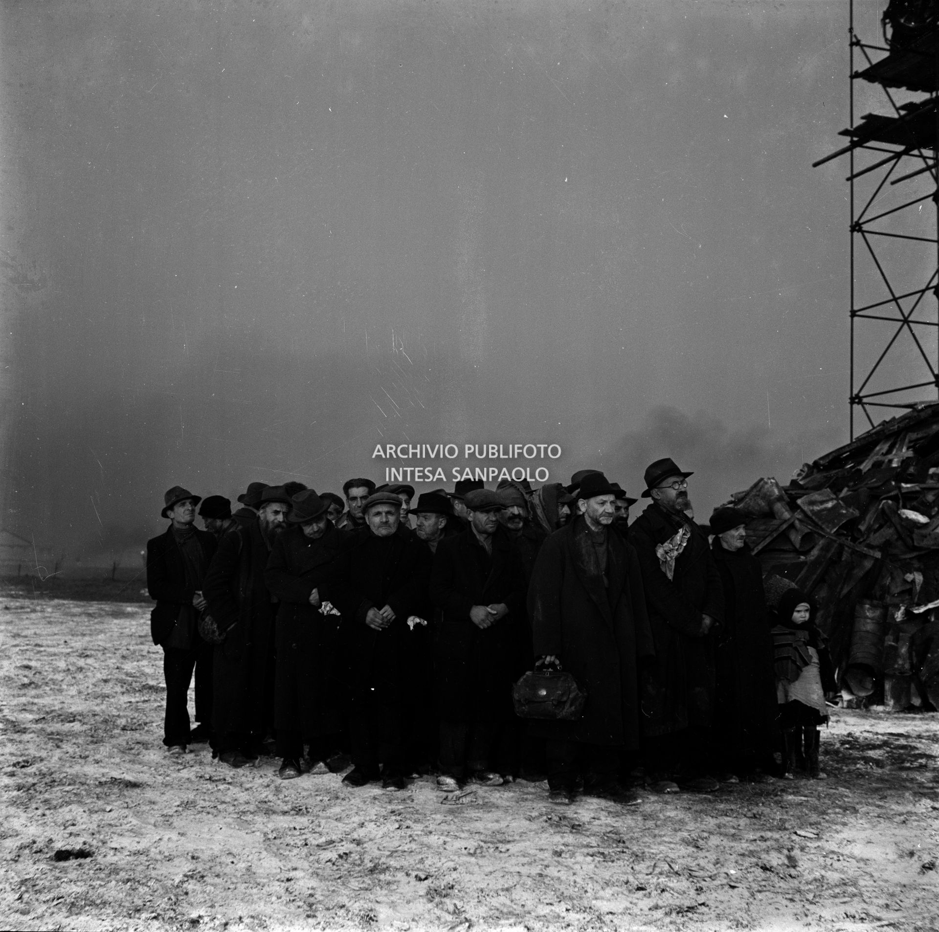 Un momento delle riprese del film "Miracolo a Milano" girato nel quartiere milanese di Lambrate