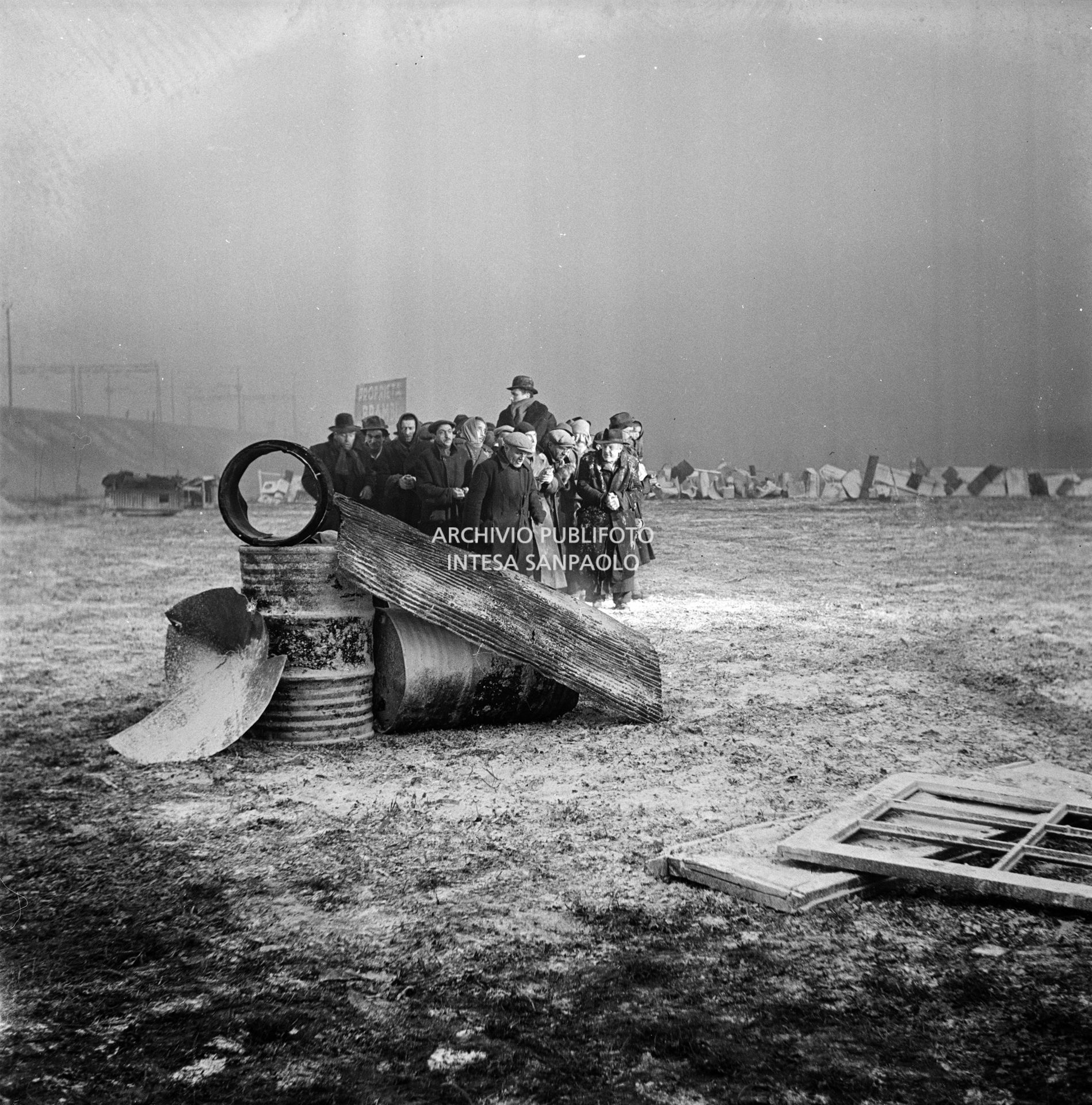 Un momento delle riprese del film "Miracolo a Milano" girato nel quartiere milanese di Lambrate