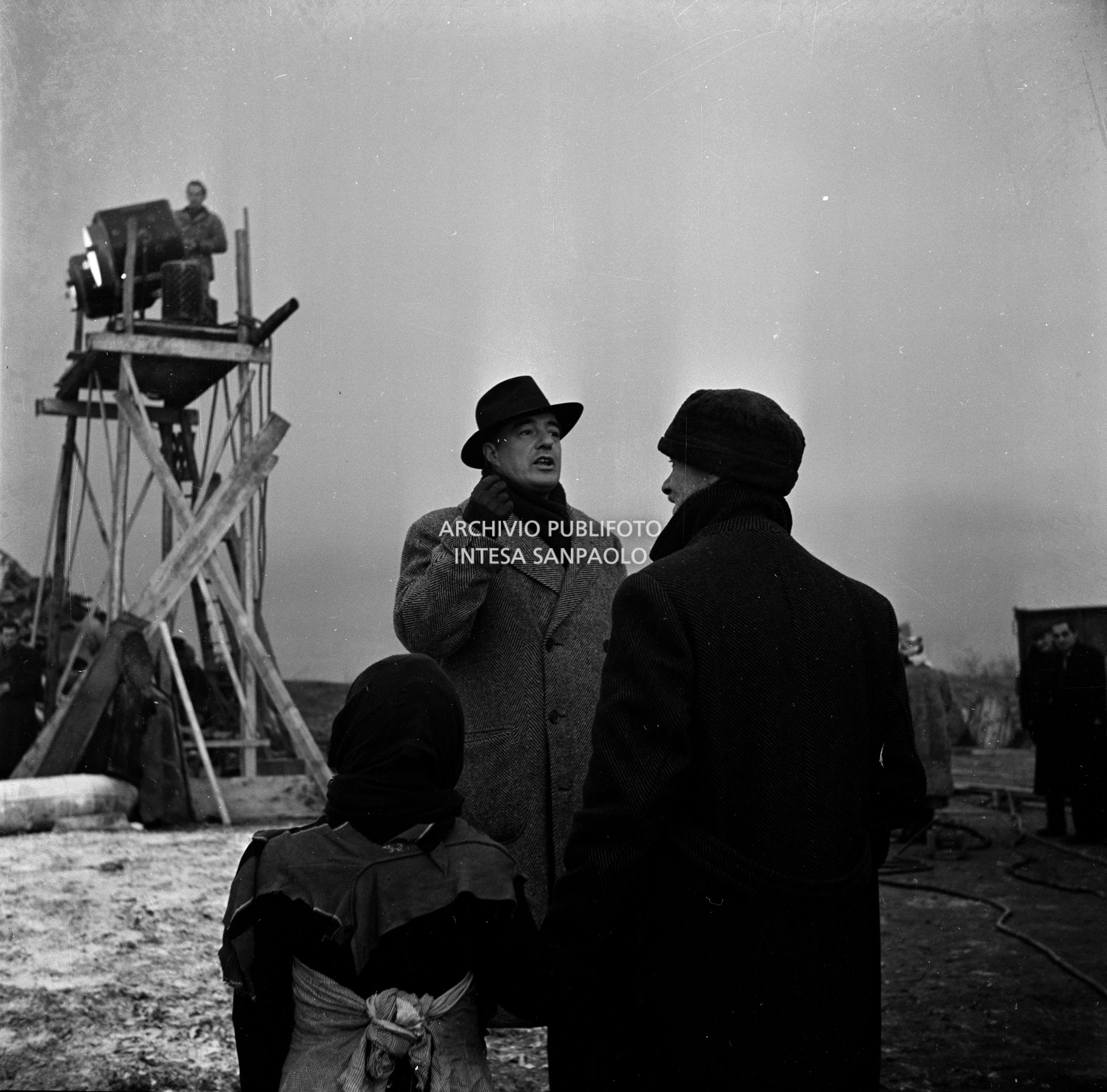 Il regista Vittorio De Sica sul set del film "Miracolo a Milano" girato nel quartiere milanese di Lambrate