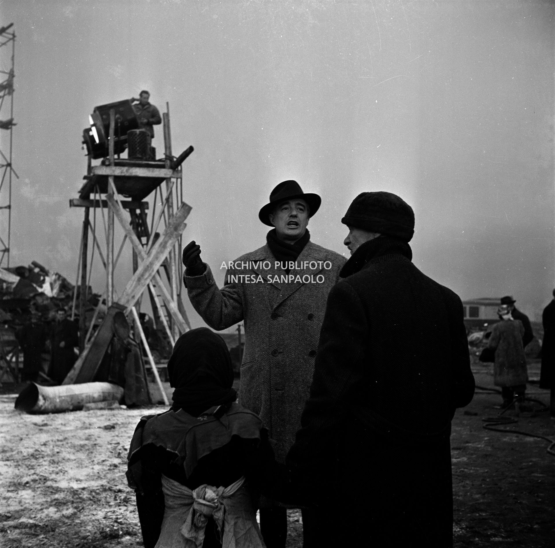 Il regista Vittorio De Sica sul set del film "Miracolo a Milano" girato nel quartiere milanese di Lambrate