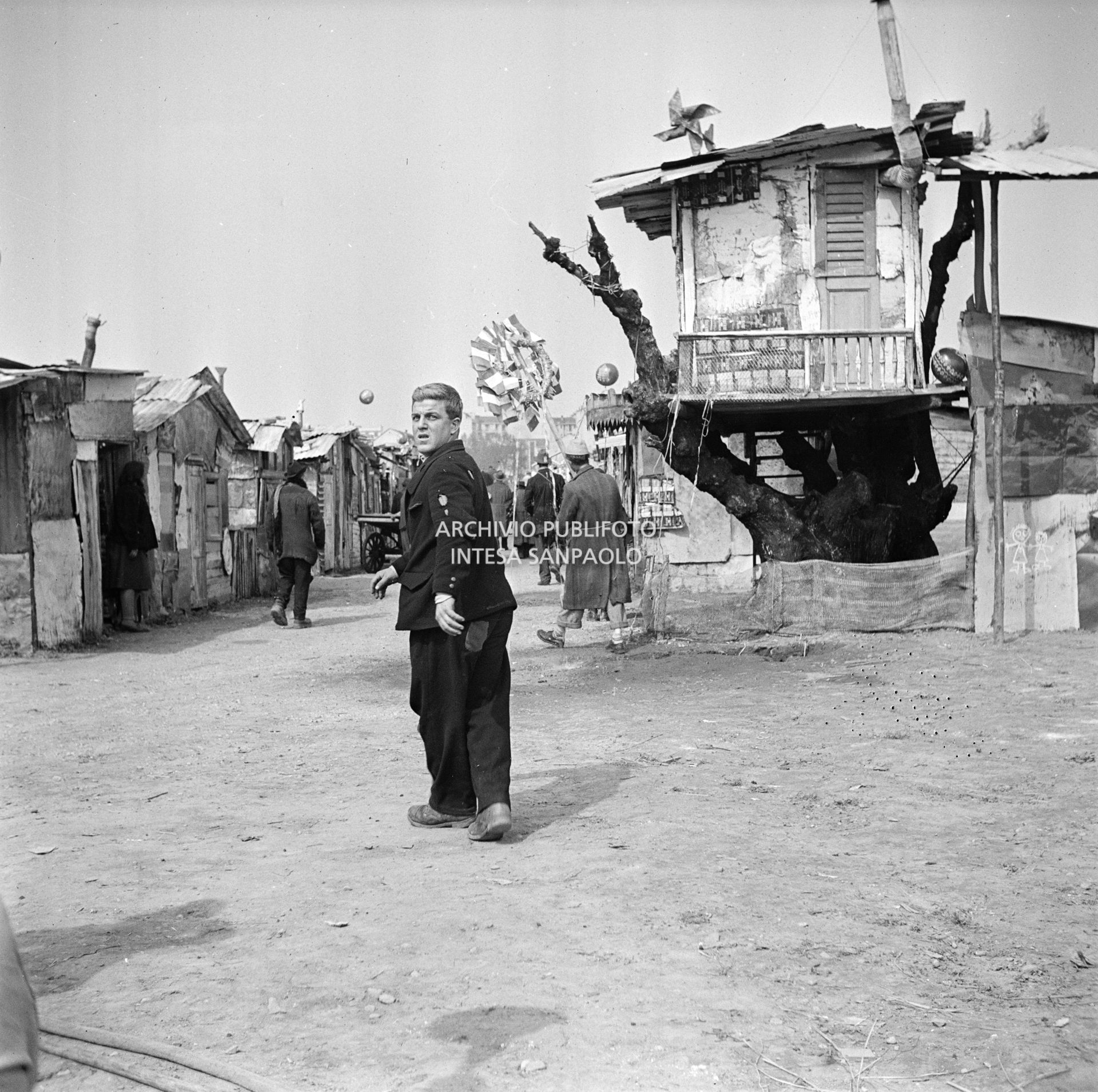 Francesco Golisano  sul set del film "Miracolo a Milano" girato nel quartiere milanese di Lambrate