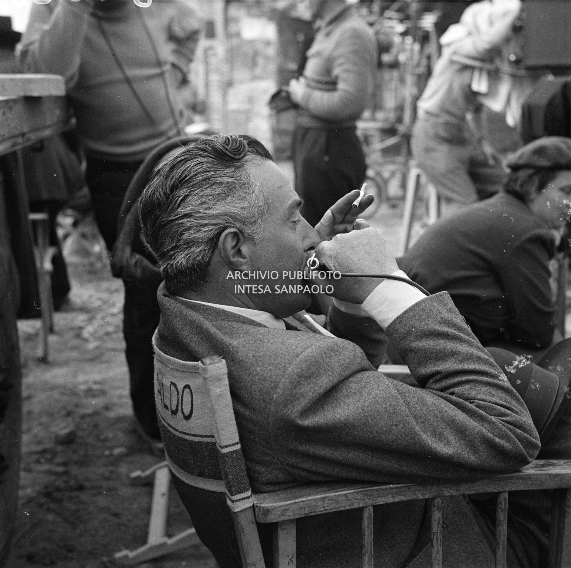 Il regista Vittorio De Sica sul set del film "Miracolo a Milano" girato nel quartiere milanese di Lambrate
