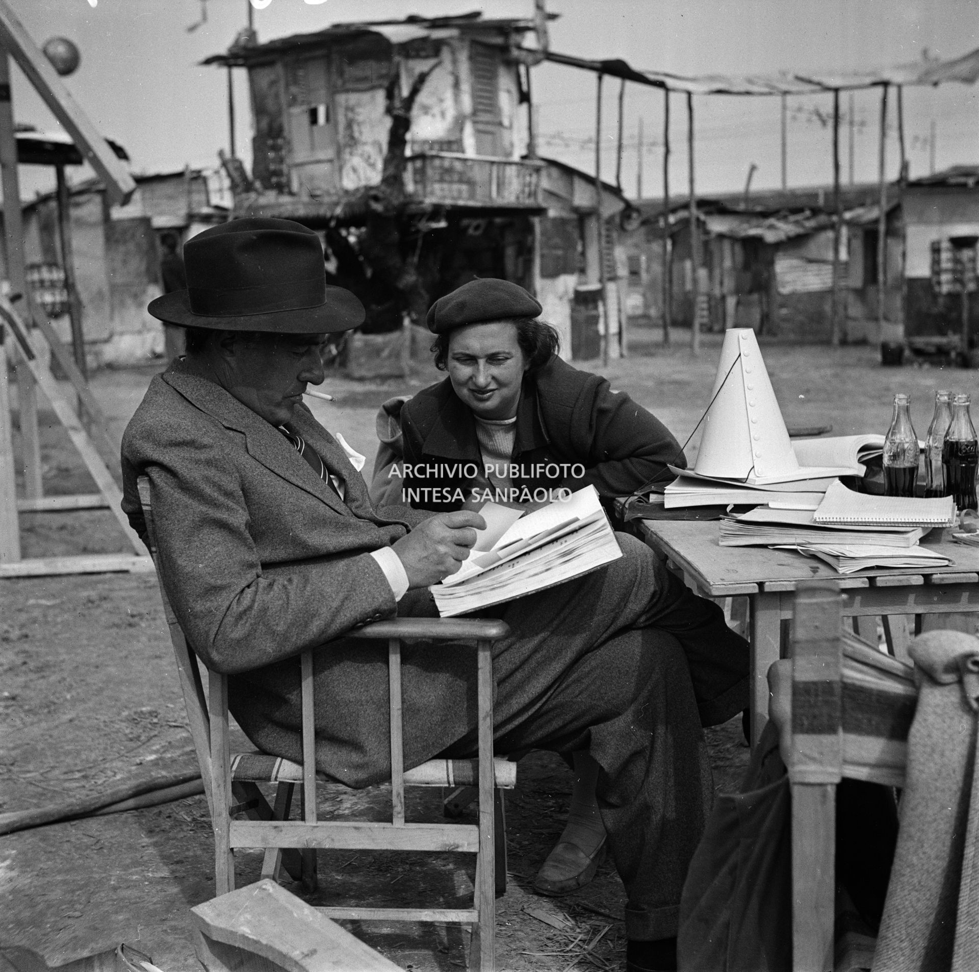 Il regista Vittorio De Sica con una collaboratrice sul set del film "Miracolo a Milano" girato nel quartiere milanese di Lambrate