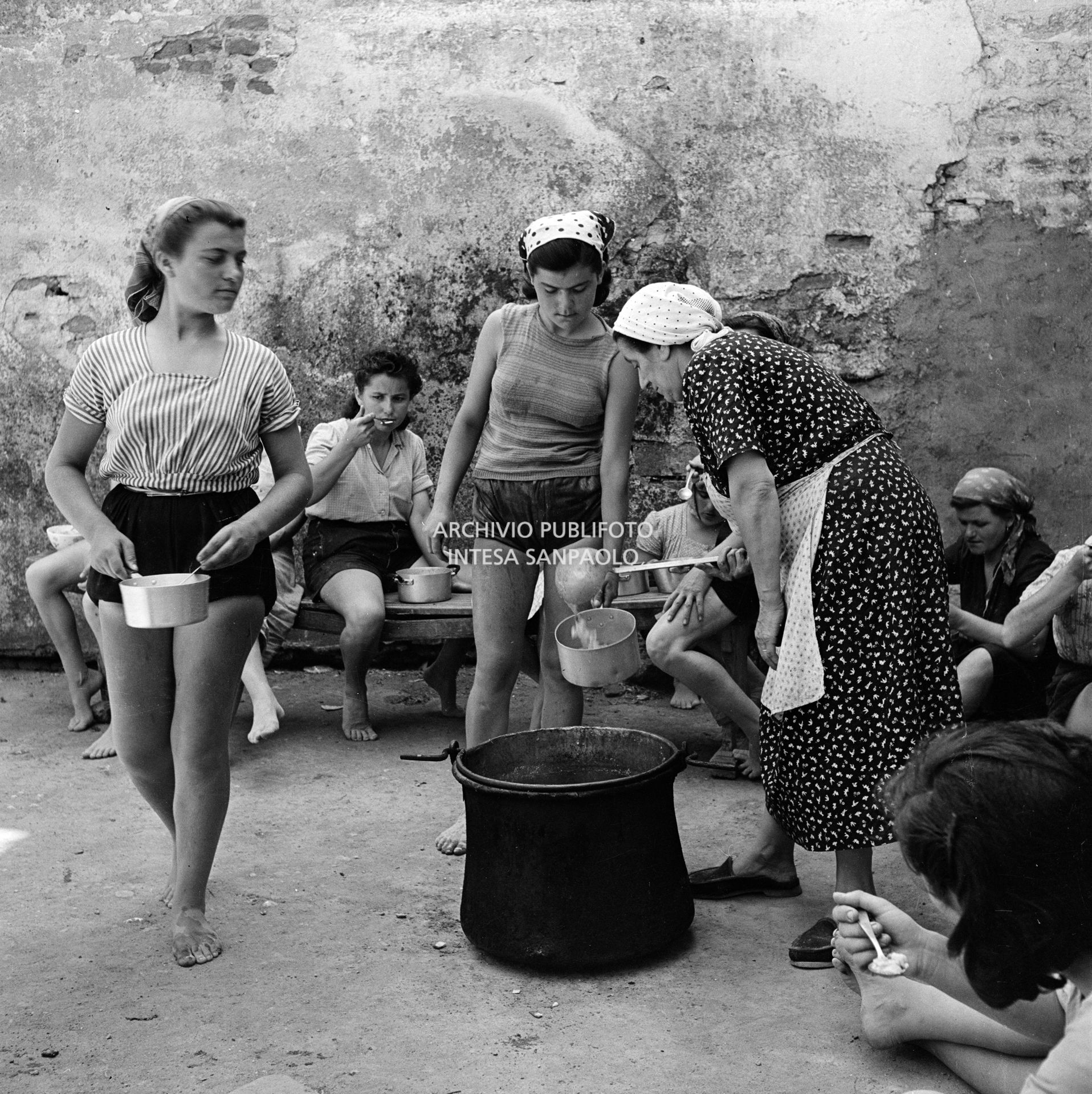 Mondine durante la pausa pranzo nei dintorni di Binasco