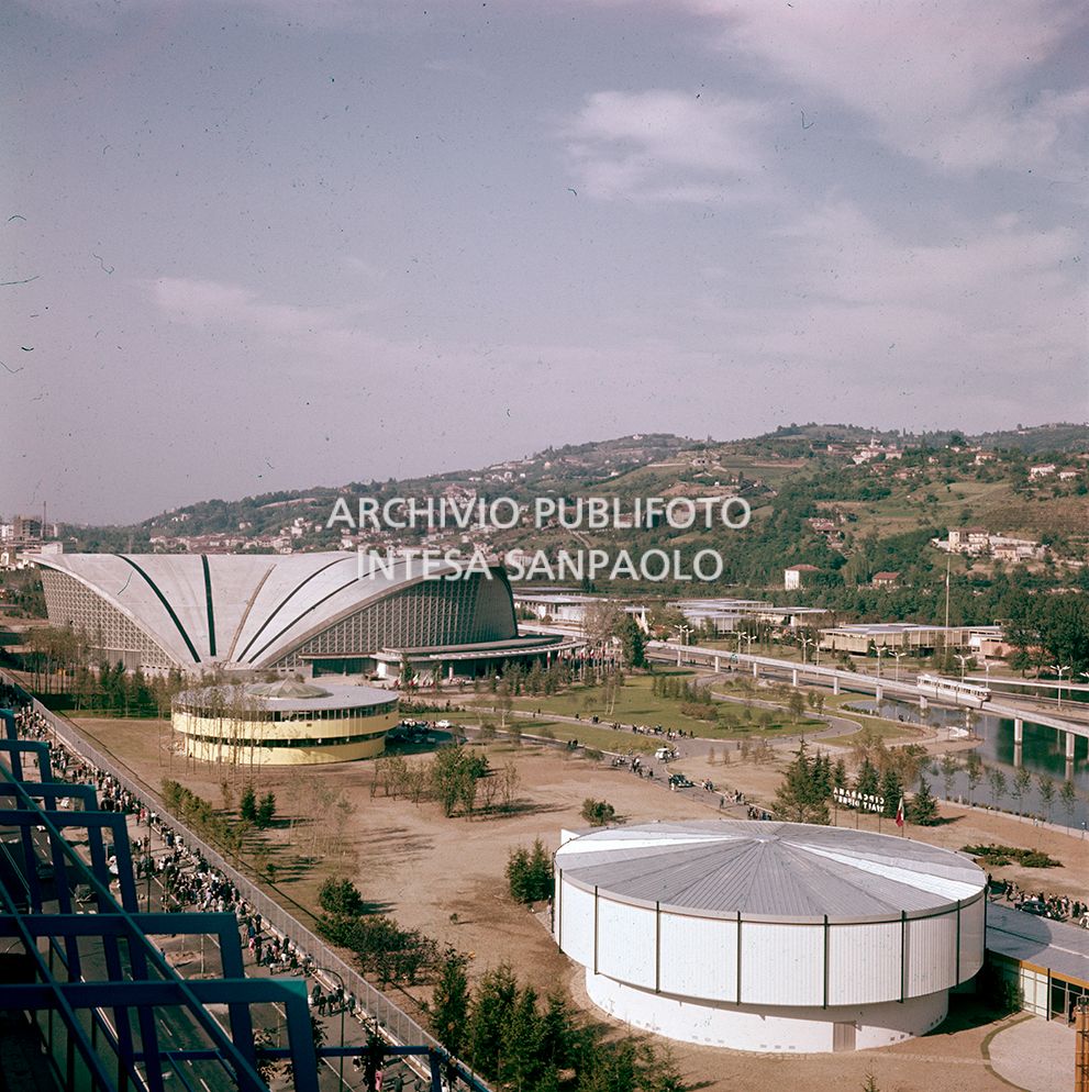 Esposizione Internazionale del Lavoro a Torino: in primo piano il Circarama (sistema di proiezione cinematografica a 360 gradi della Walt Disney) e sullo sfondo il Palazzo a Vela