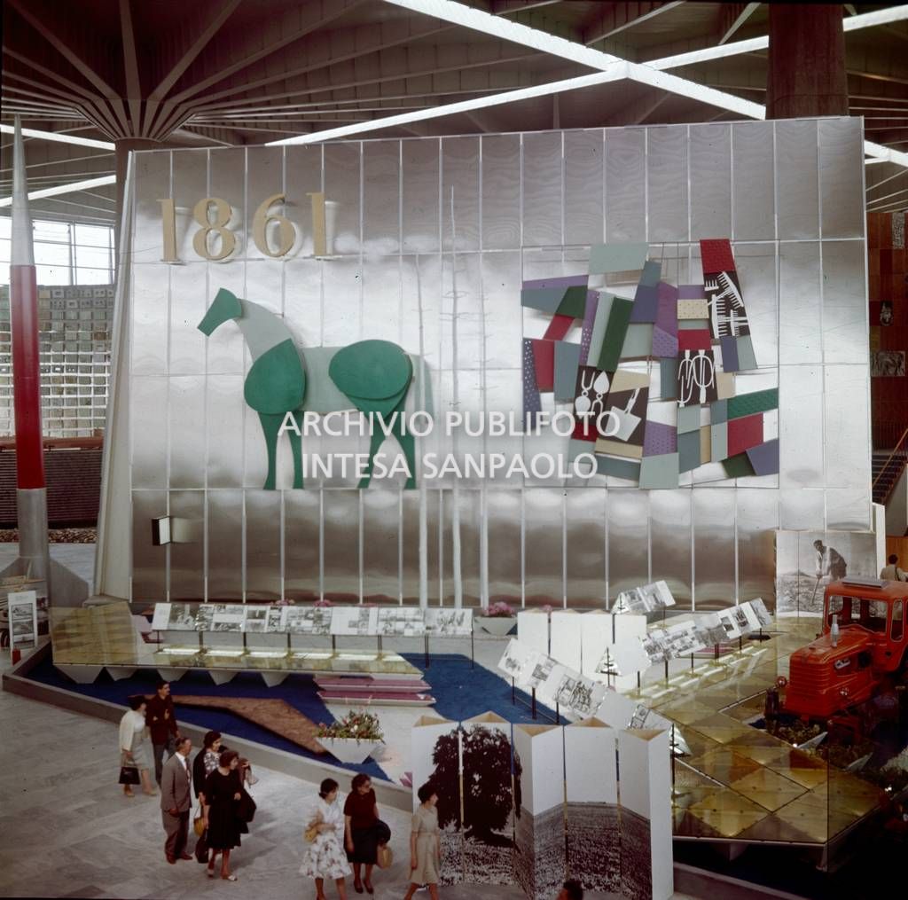 Allestimento degli interni del Palazzo del Lavoro, progettato da Pier Luigi Nervi con la collaborazione dell'architetto Gio Ponti e di Gino Covre, per l'Esposizione Internazionale del Lavoro