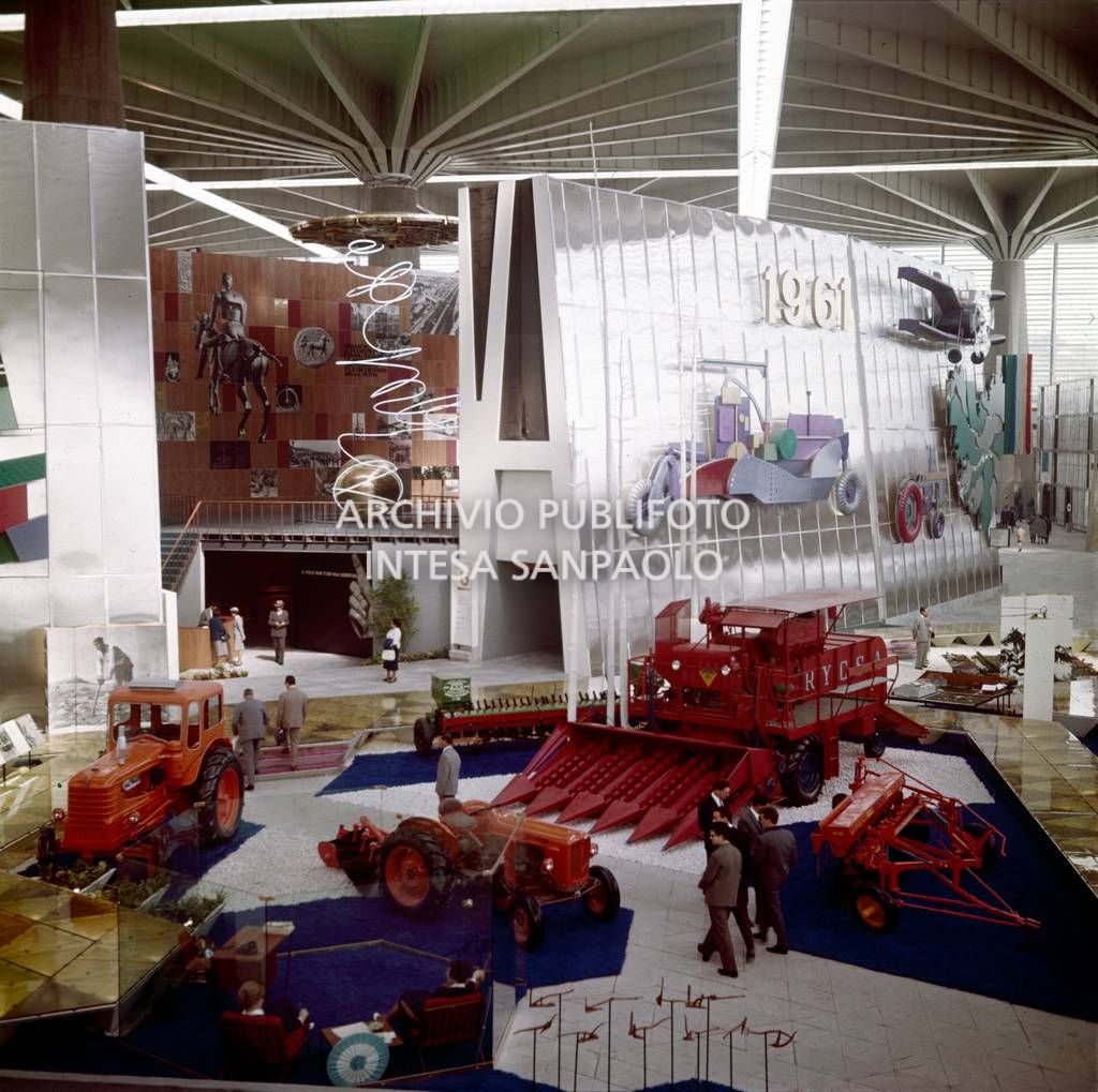 Allestimento degli interni del Palazzo del Lavoro, progettato da Pier Luigi Nervi con la collaborazione dell'architetto Gio Ponti e di Gino Covre, per l'Esposizione Internazionale del Lavoro