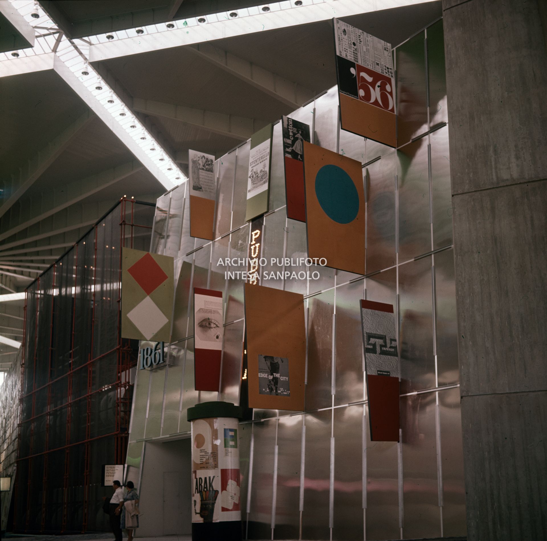 Allestimento degli interni del Palazzo del Lavoro, progettato da Pier Luigi Nervi con la collaborazione dell'architetto Gio Ponti e di Gino Covre, per l'Esposizione Internazionale del Lavoro