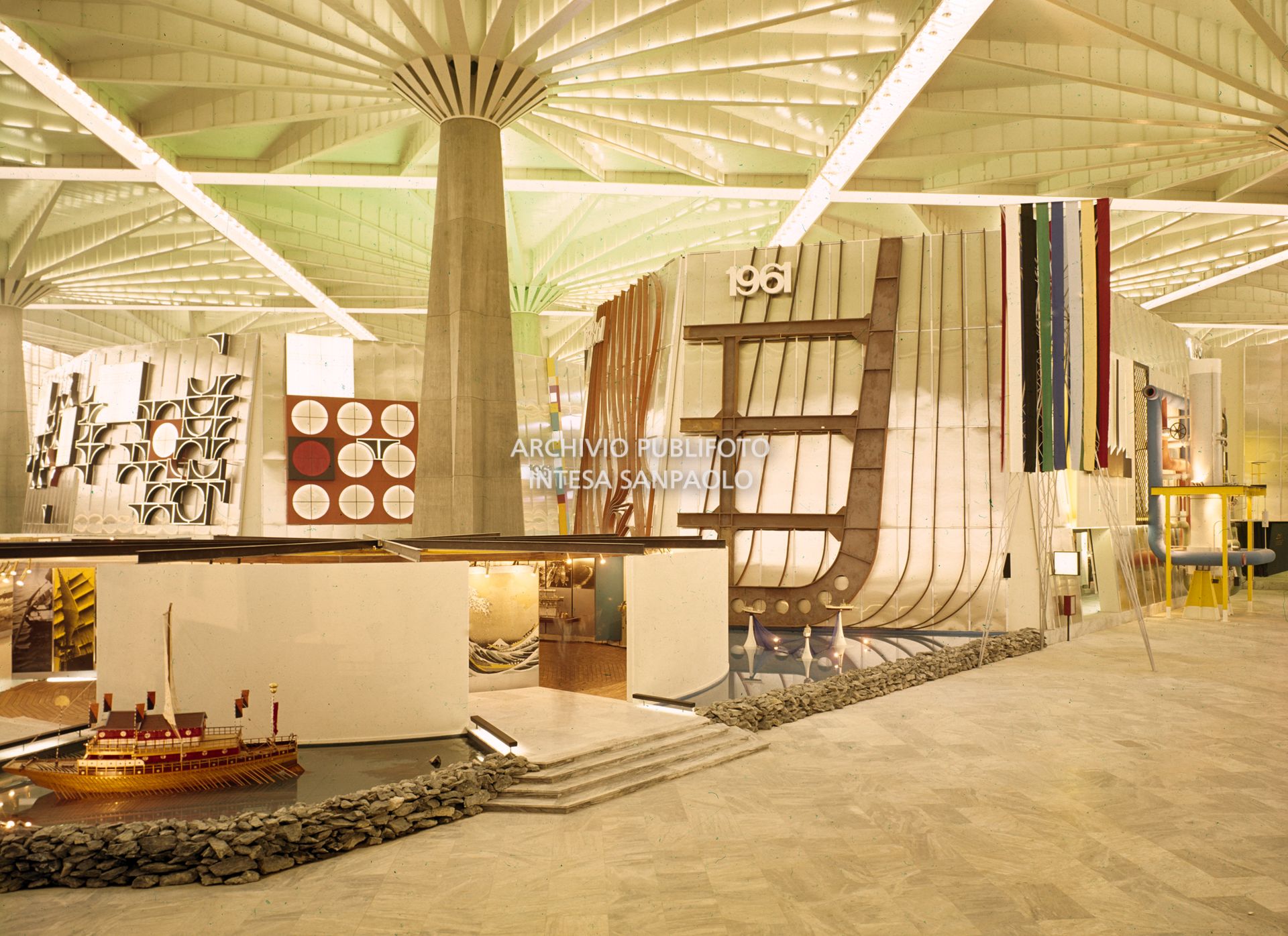 Allestimento degli interni del Palazzo del Lavoro, progettato da Pier Luigi e Antonio Nervi con la collaborazione dell'architetto Gio Ponti e di Gino Covre, per l'Esposizione Internazionale del Lavoro