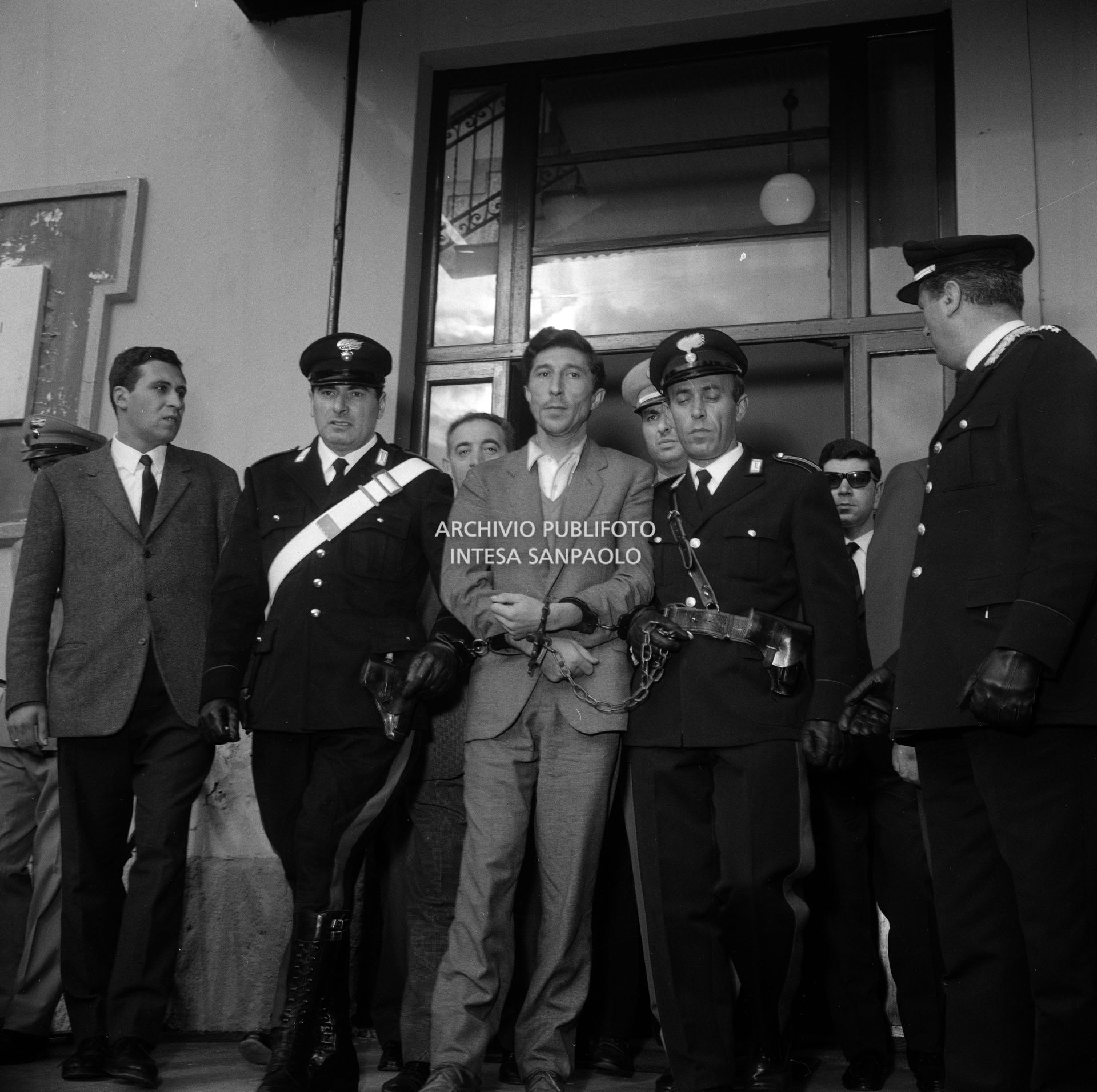 Pietro Cavallero in manette presso la caserma di via della Moscova a Milano