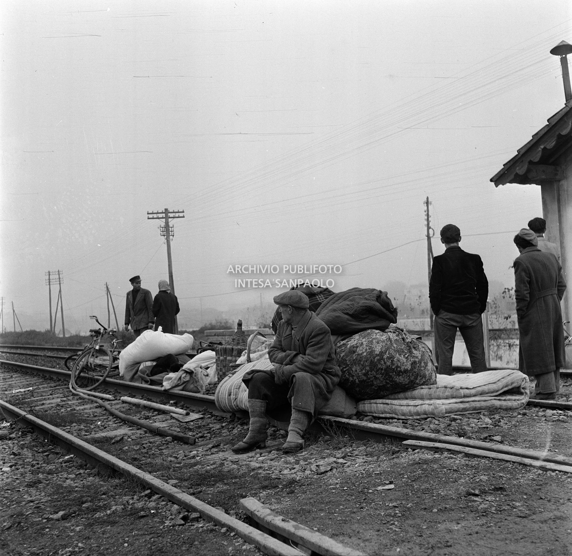 Sfollati dell'alluvione nelle campagne del Polesine sui binari ferroviari