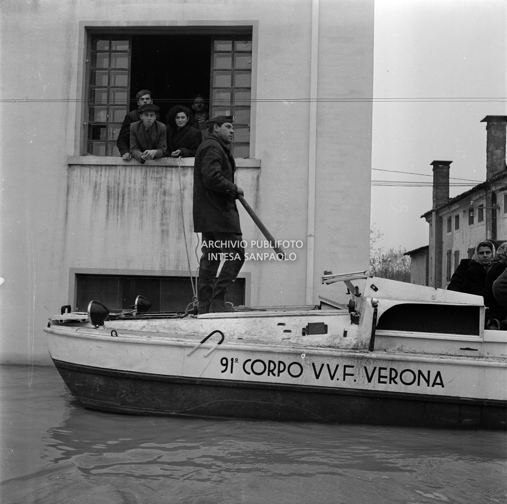 Vigili del fuoco del 91° Corpo di Verona prestano soccorso con un'imbarcazione nella campagne del Polesine durante l'alluvione