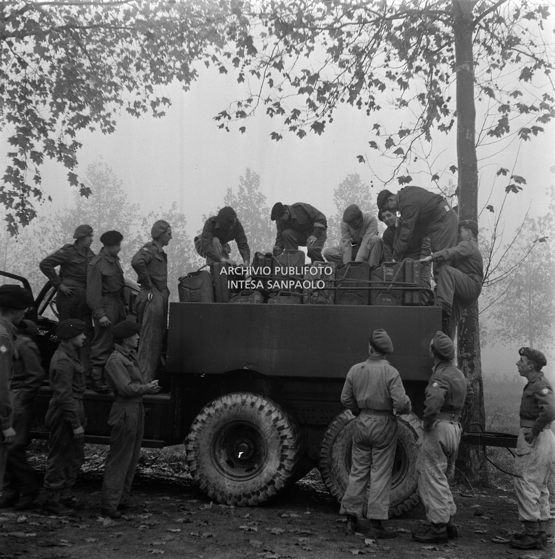 Militari movimentano il carico di un autocarro, costituito da taniche, nell'ambito dei soccorsi agli alluvionati del Polesine