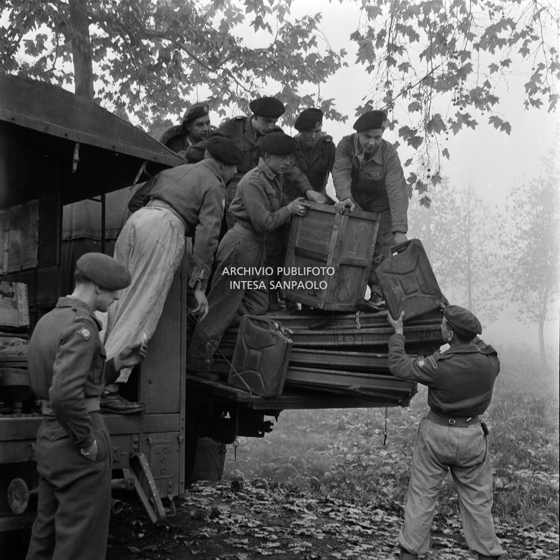 Militari movimentano il carico di un autocarro nell'ambito dei soccorsi agli alluvionati del Polesine