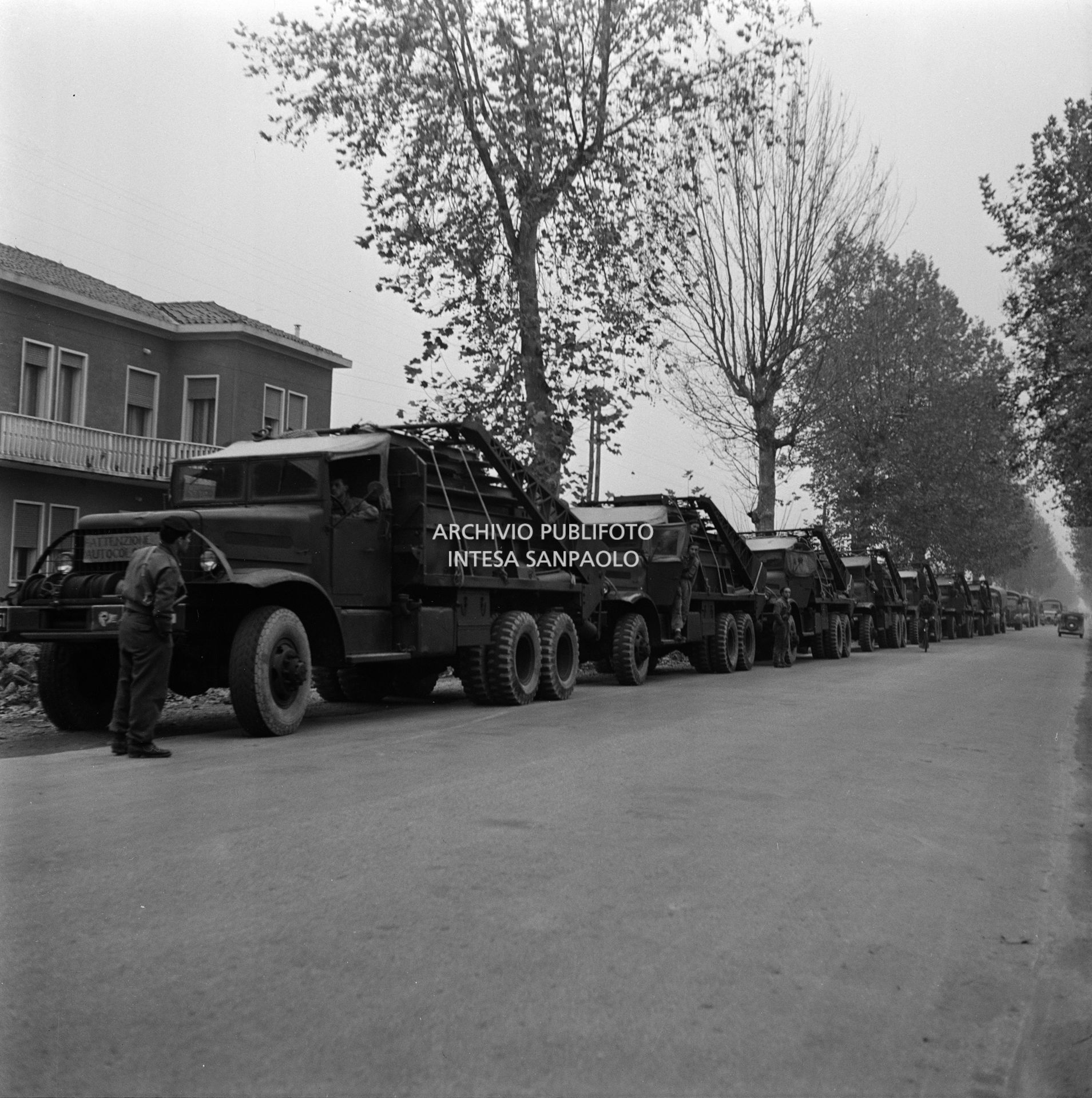 Autocolonna militare nei pressi di Rovigo durante l'alluvione del Polesine