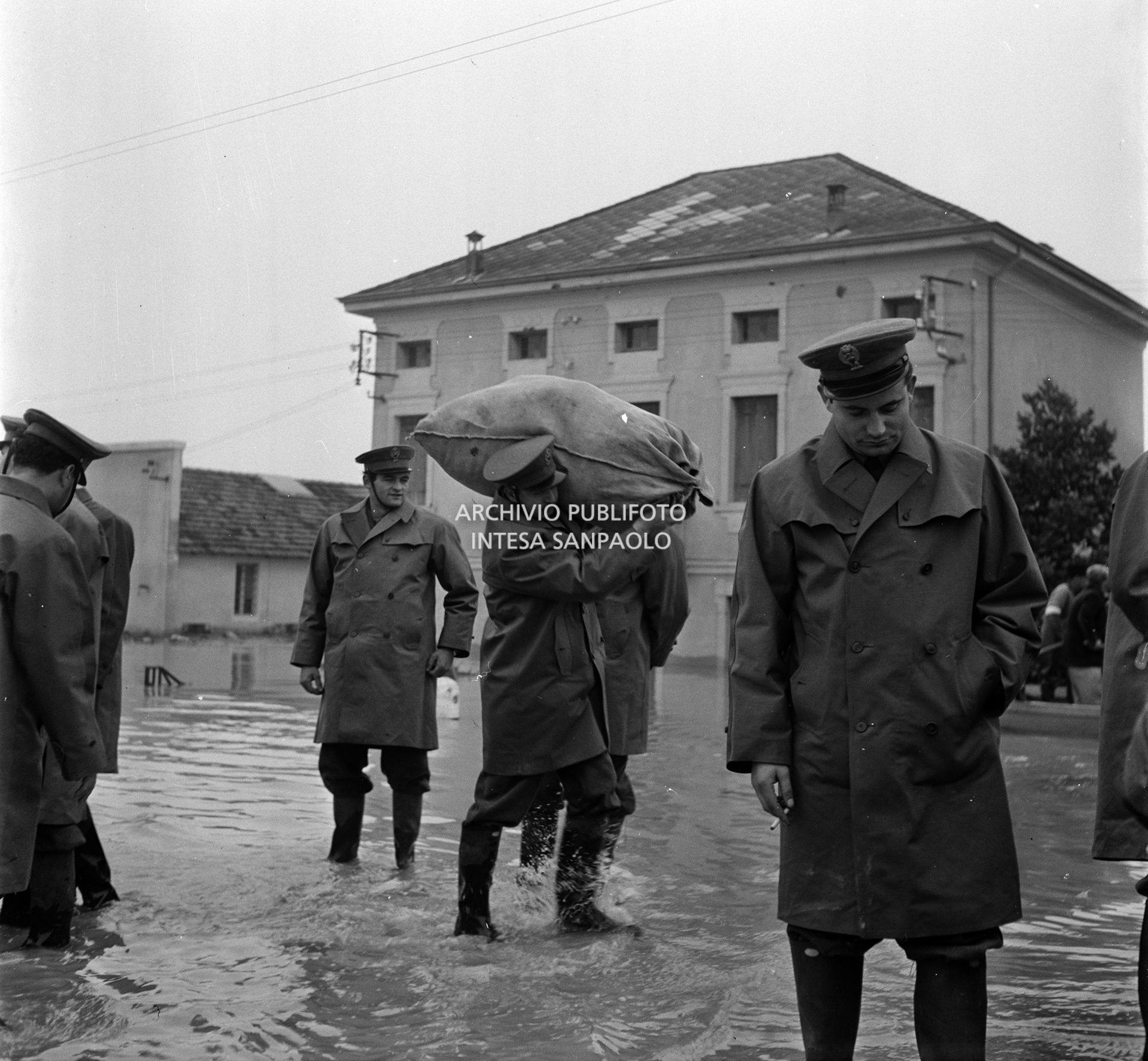Uomini delle forze di polizia accorsi nei pressi di Rovigo per prestare aiuto durante l'alluvione del Polesine
