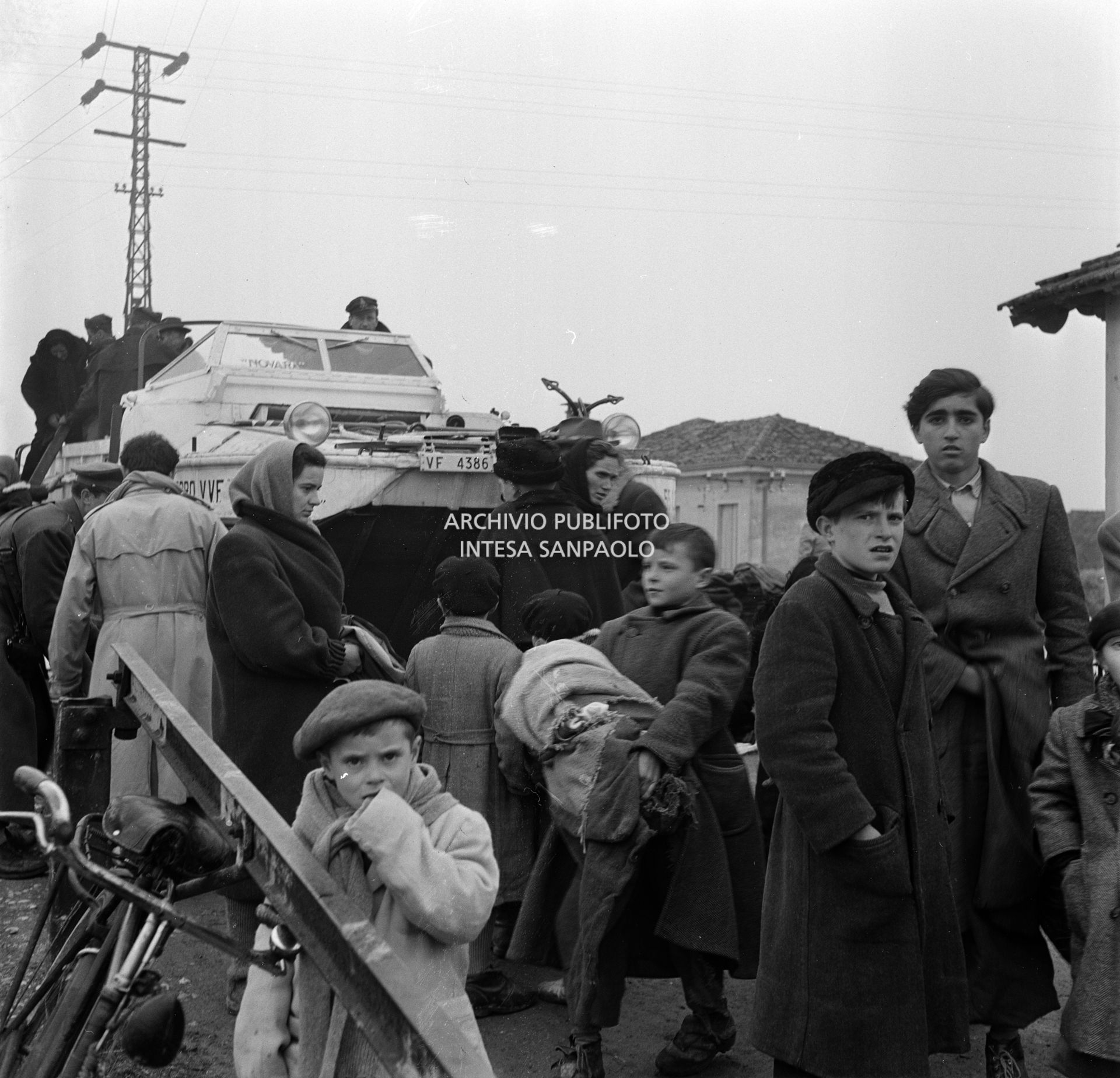Rovigo alluvionata: sfollati. Sullo sfondo un'imbarcazione dei vigili del fuoco