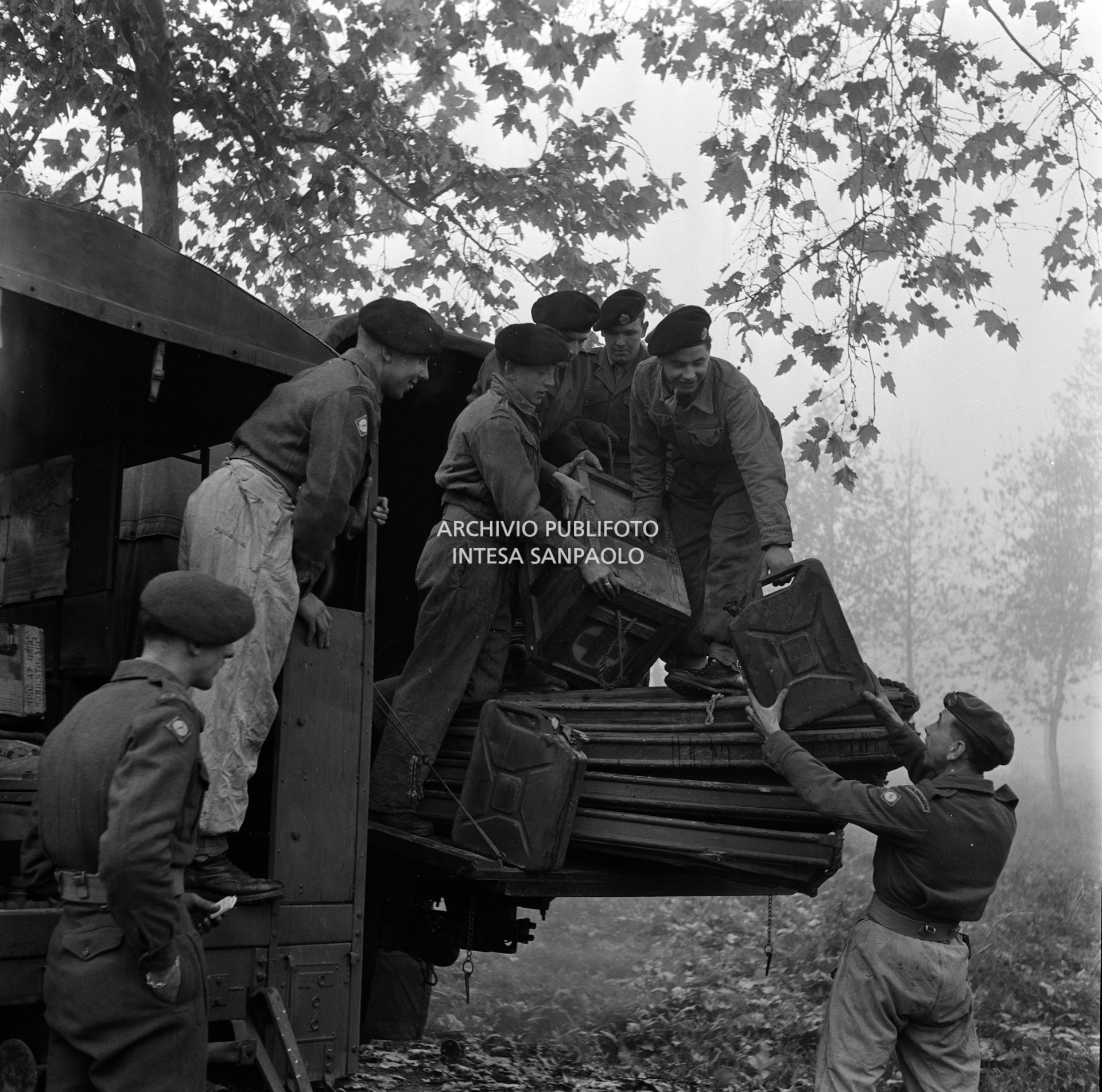 Militari movimentano il carico di un autocarro nell'ambito dei soccorsi agli alluvionati del Polesine