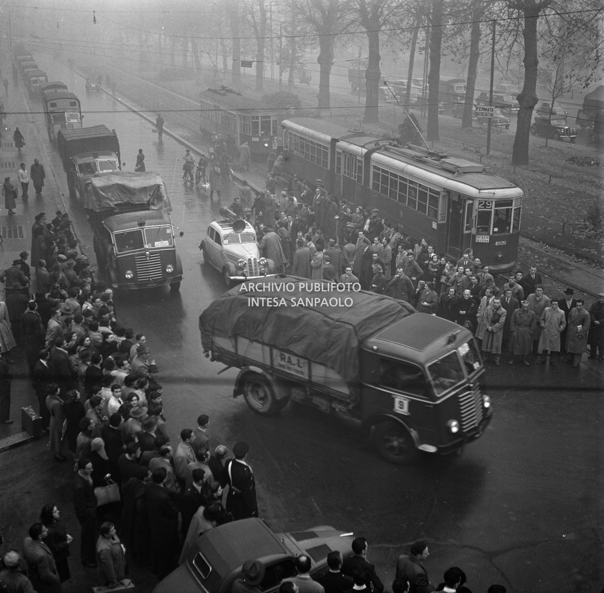 Colonna della "Catena della Fraternità", trasmissione radiofonica della RAI con la quale si promosse l'appello alla solidarietà agli alluvionati del Polesine, in partenza dalla sede RAI di corso Sempione a Milano.