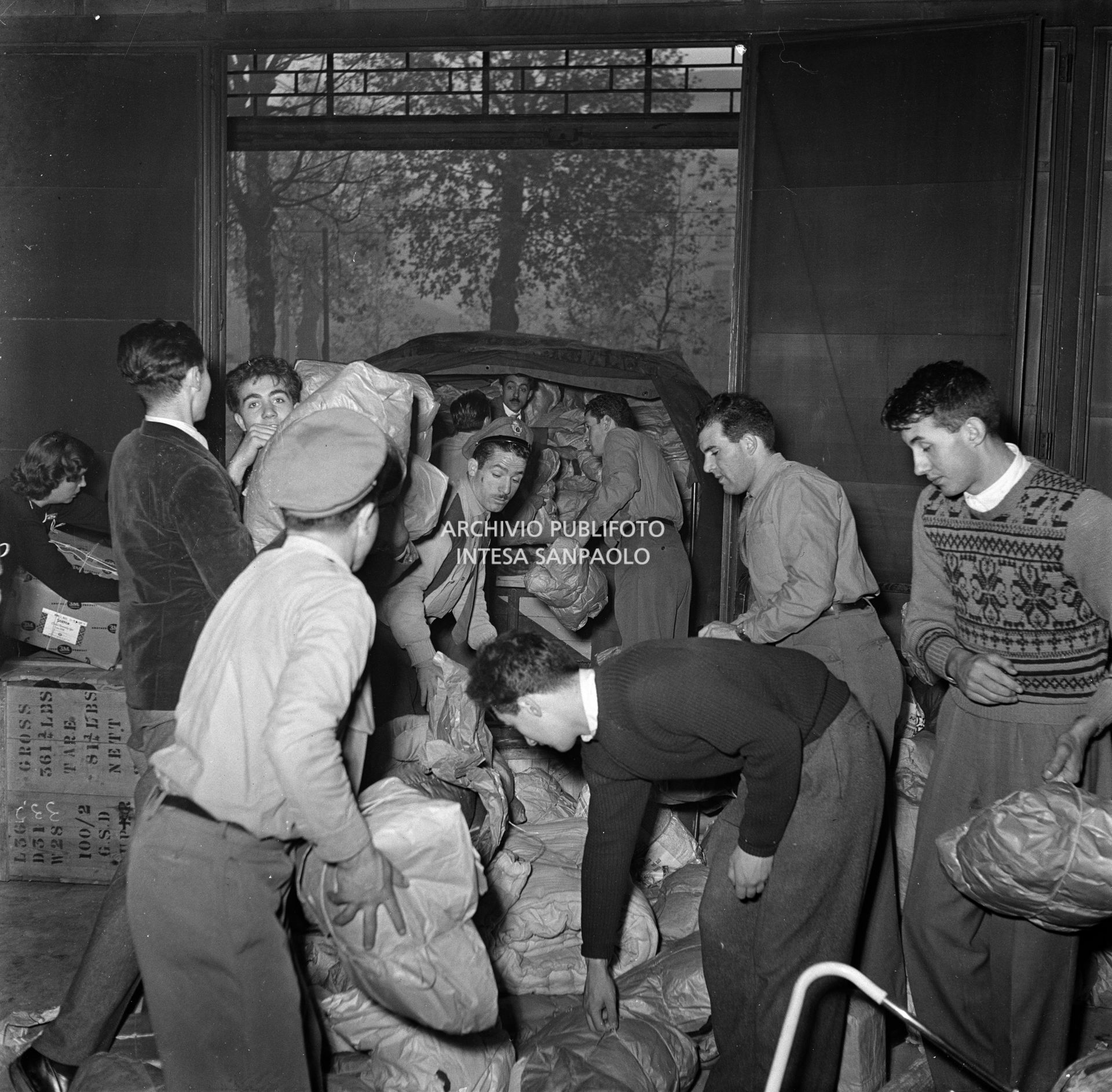 Preparativi per la partenza della colonna della "Catena della Fraternità", trasmissione radiofonica della RAI con la quale si promosse l'appello alla solidarietà agli alluvionati del Polesine, dalla sede RAI di corso Sempione a Milano