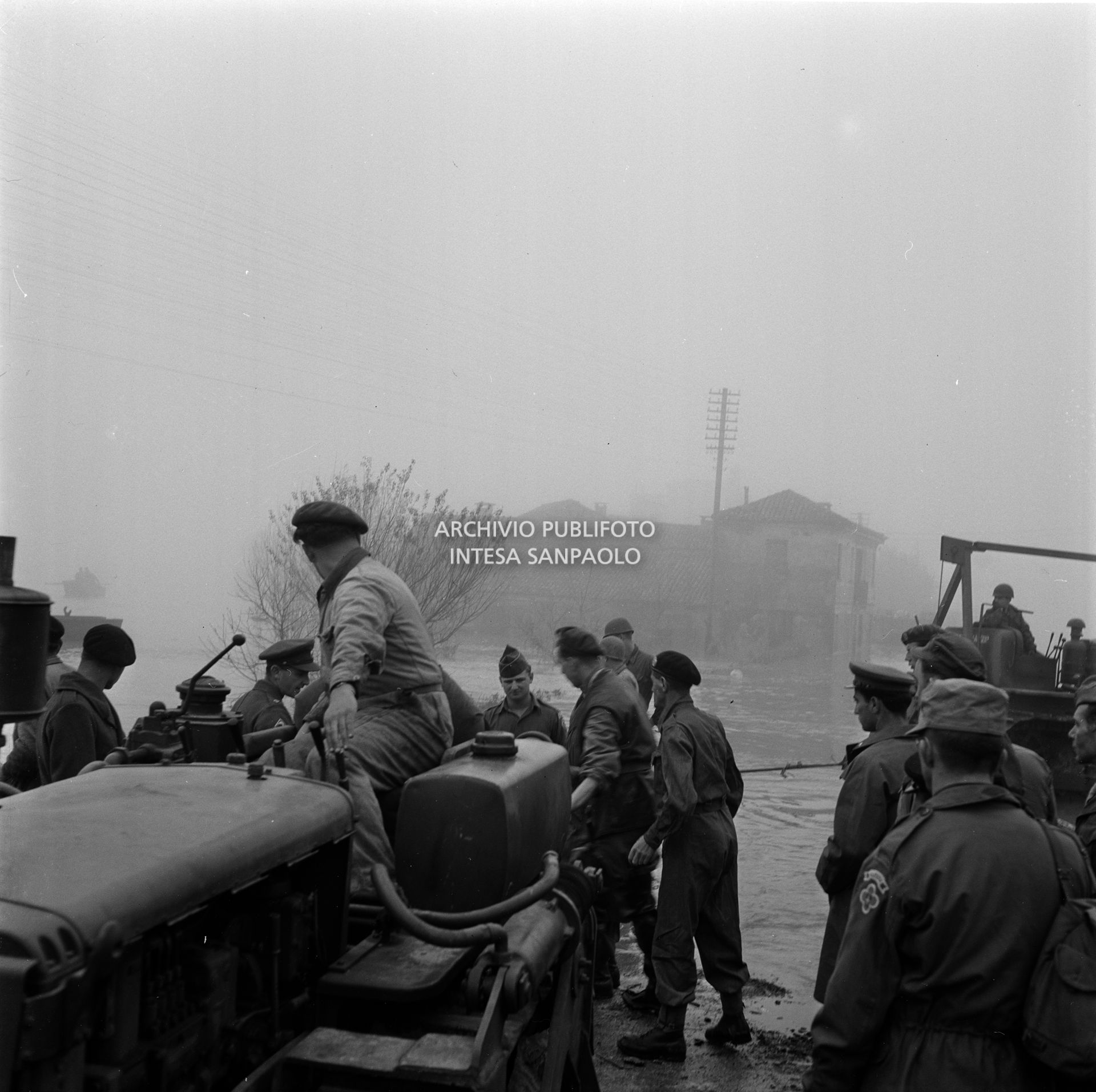 Civili e militari al lavoro, nei pressi di Corbola, durante l'alluvione del Polesine