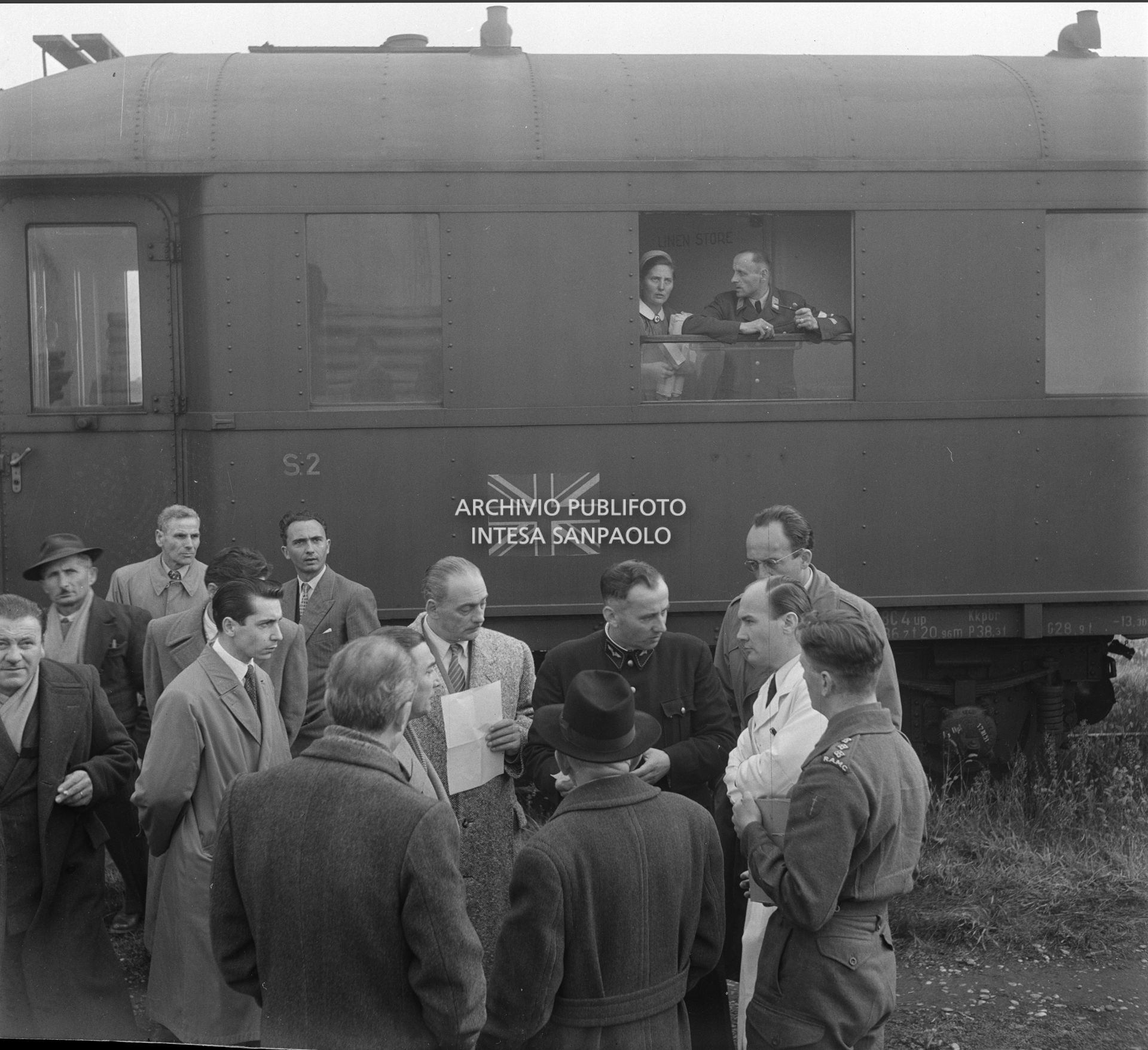 Autocarro British Forces Radio Station Trieste in testa alla colonna militare di aiuti durante l'alluvione del Polesine