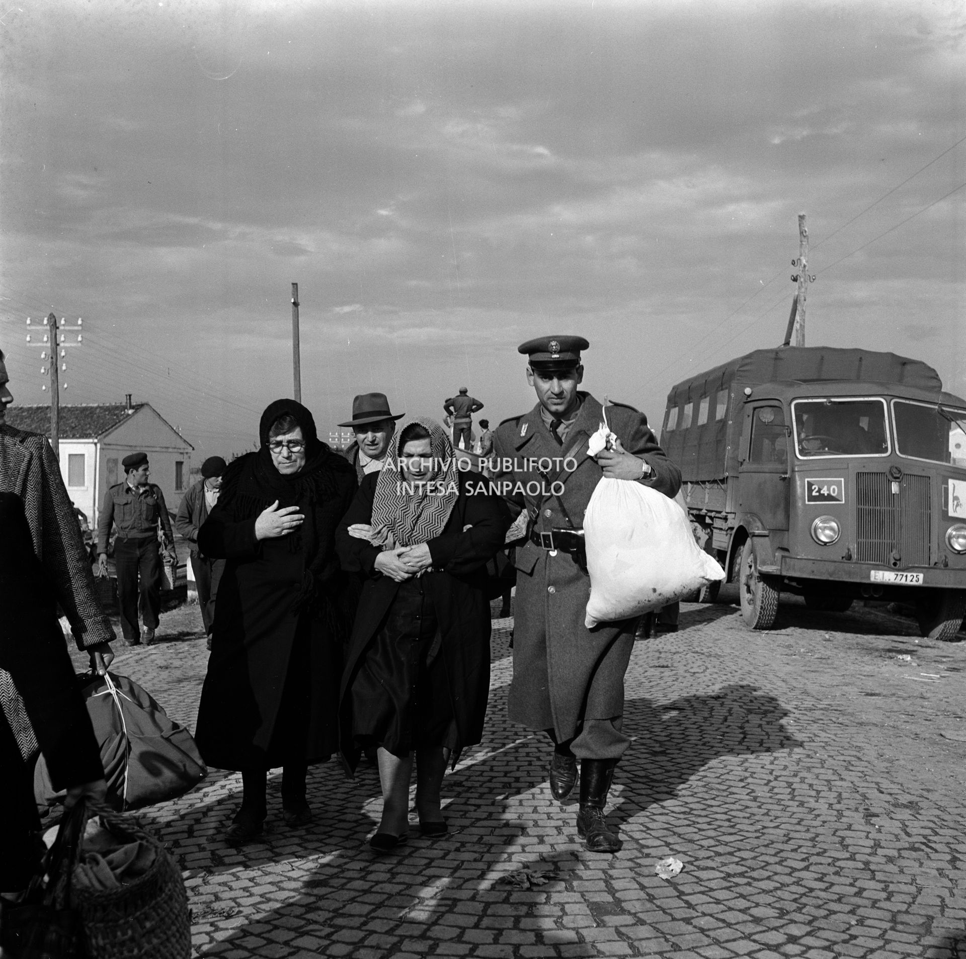 Alluvionati a Corbola, nel Polesine, soccorsi da un poliziotto