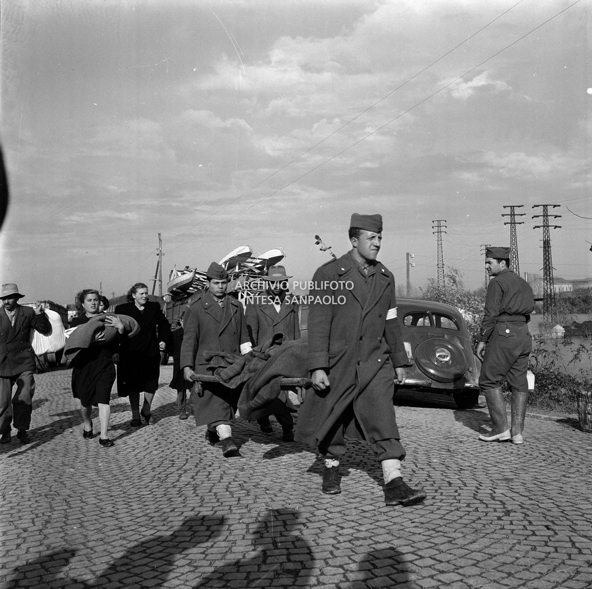 Militari prestano soccorso agli alluvionati a Corbola, nel Polesine
