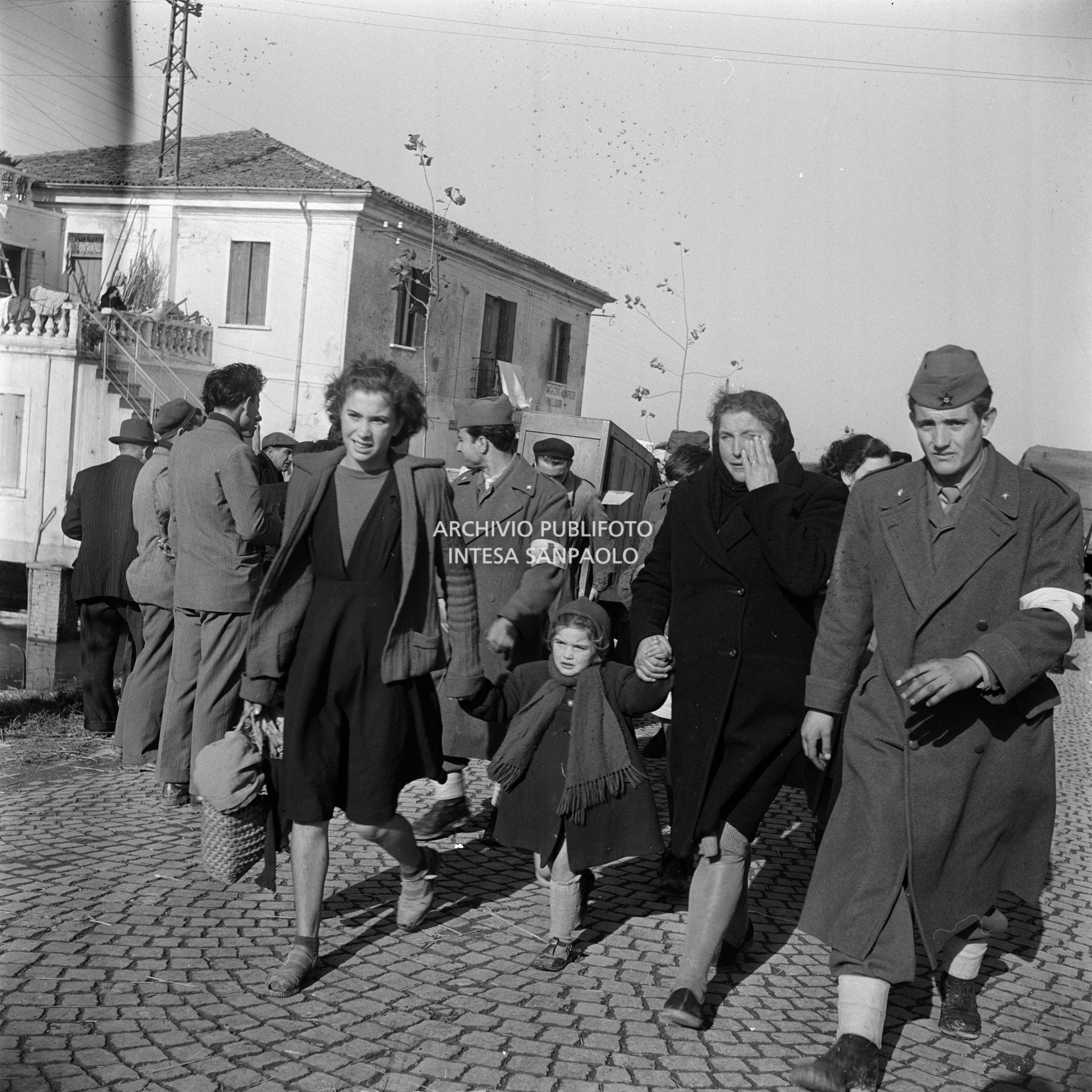 Alluvionati a Corbola, nel Polesine, soccorsi da un militare