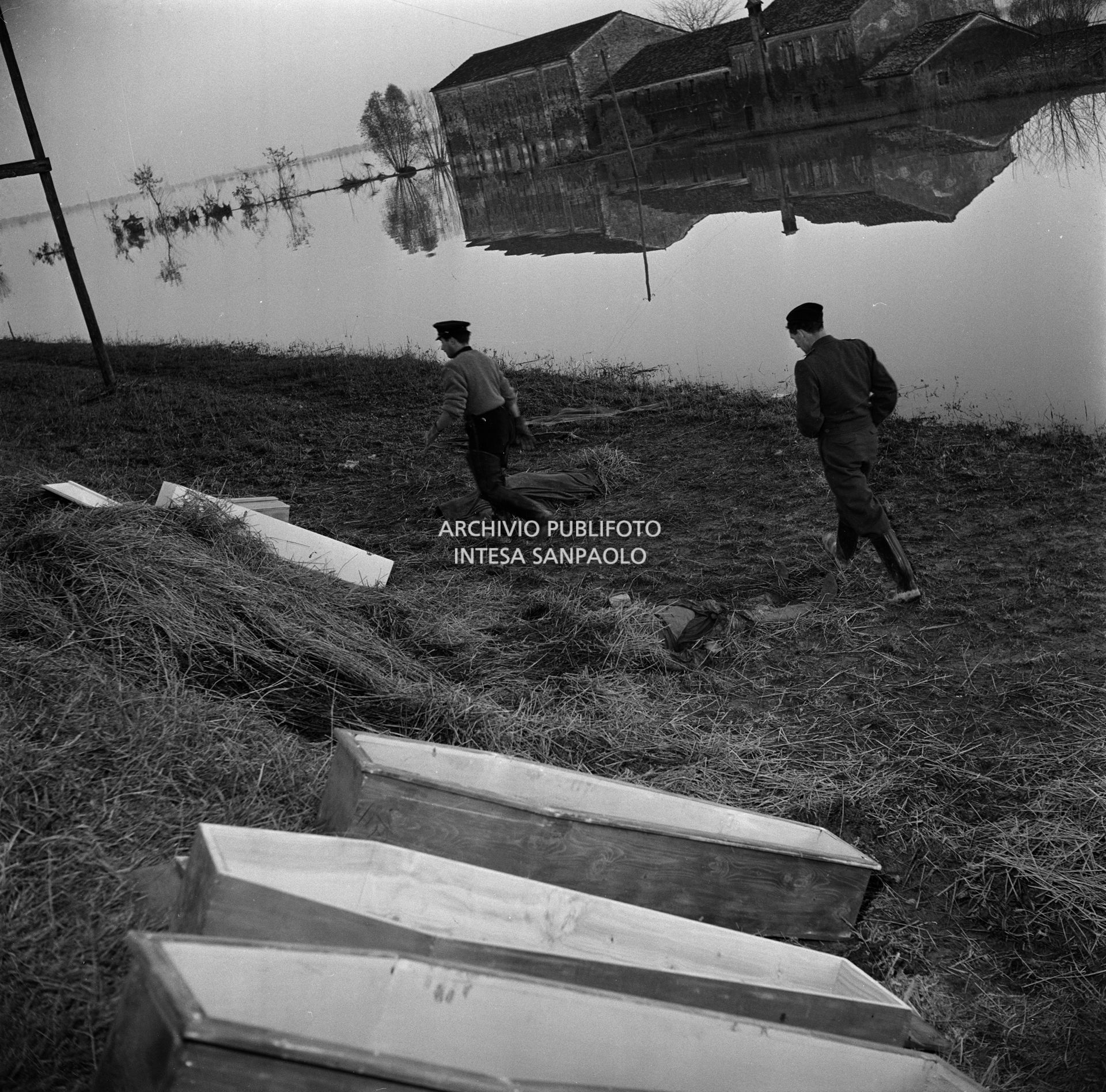 Bare delle vittime dell'alluvione del Polesine a Frassinelle