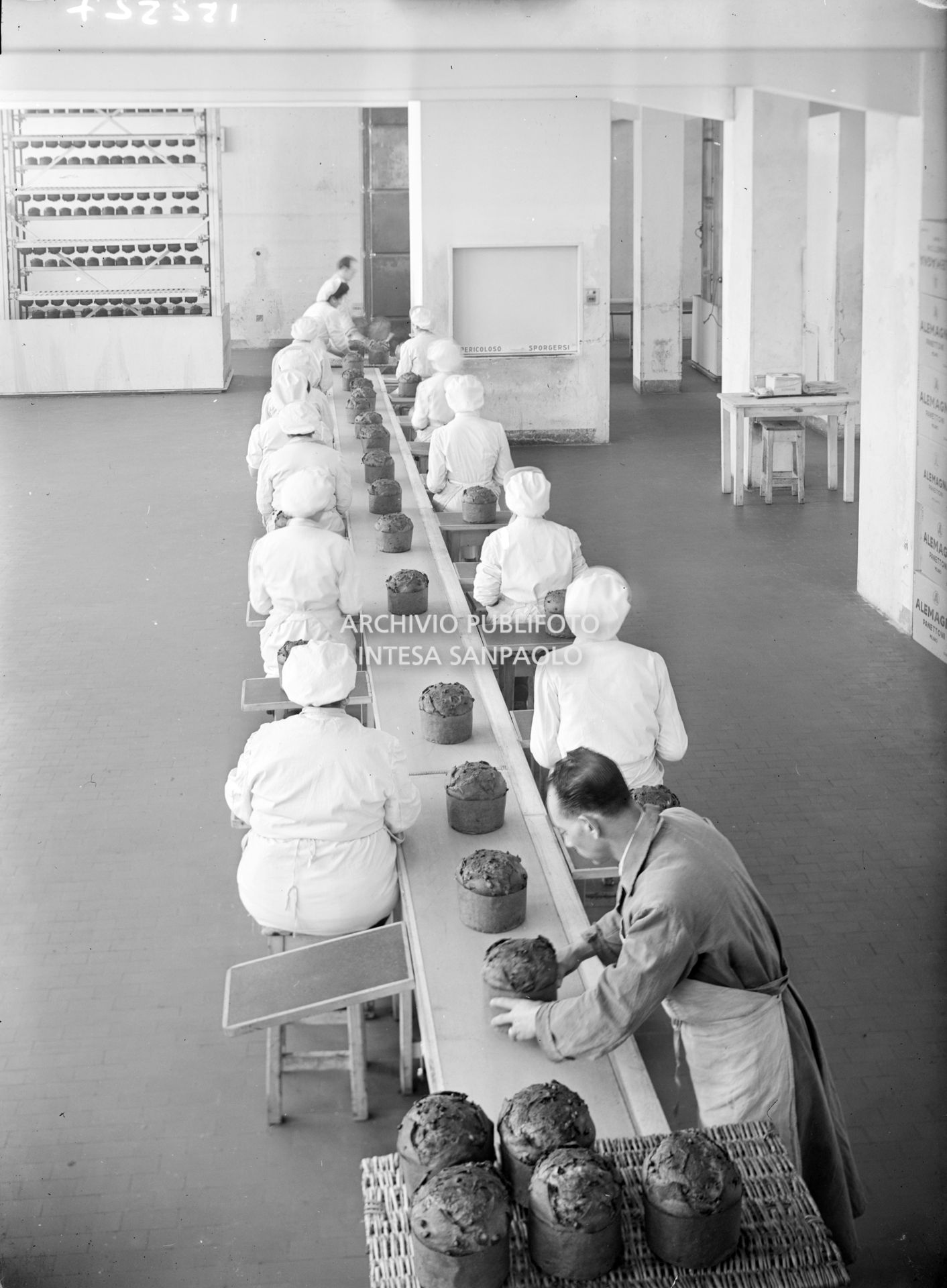 Operaie alla lavorazione panettoni nello stabilimento Alemagna di Milano