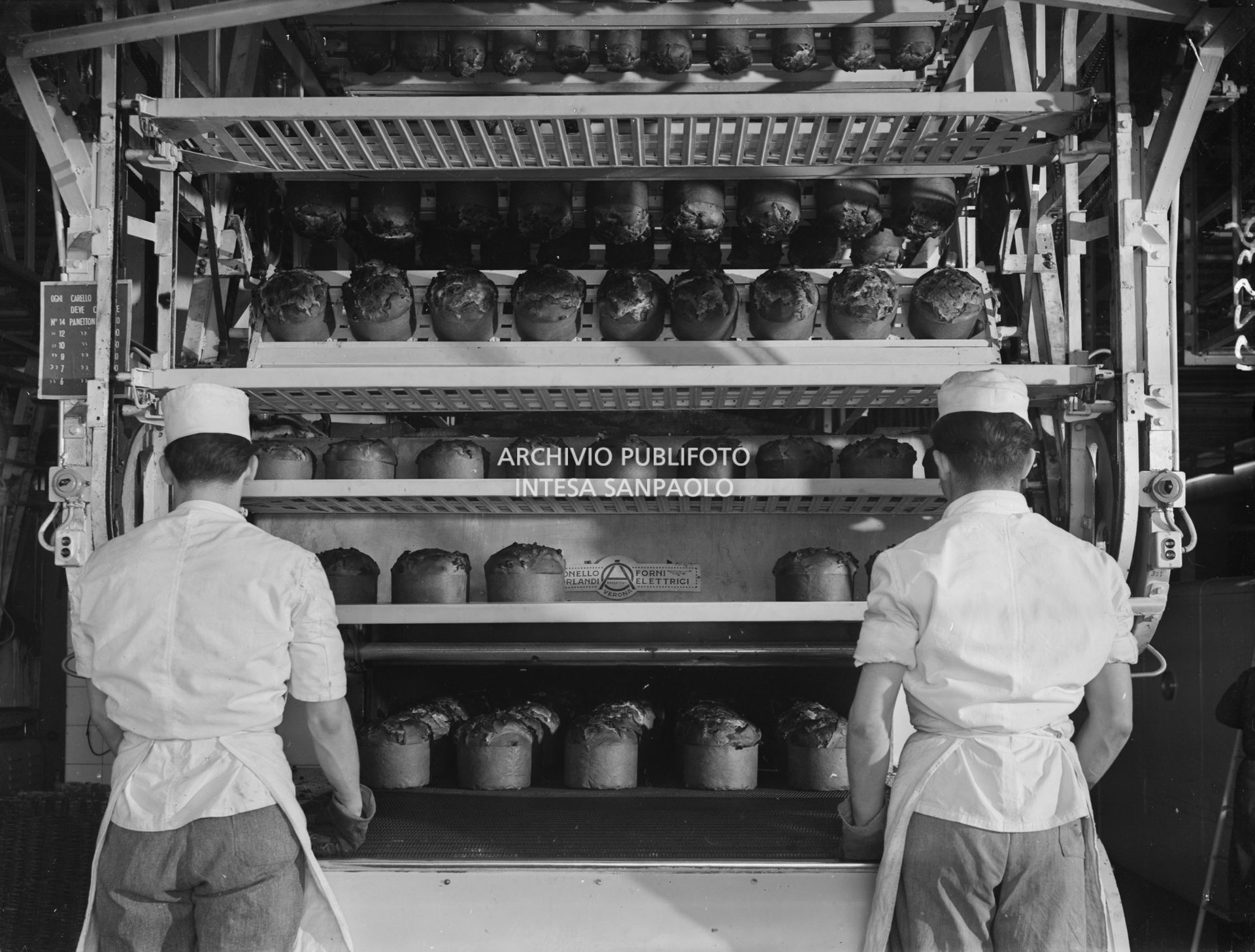 Pasticceri al carrello panettoni nello stabilimento Alemagna di Milano