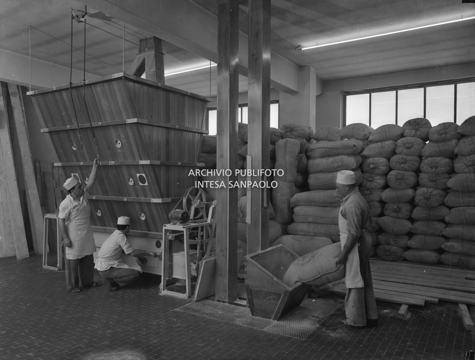 Pasticceri al lavoro nello stabilimento Alemagna di Milano