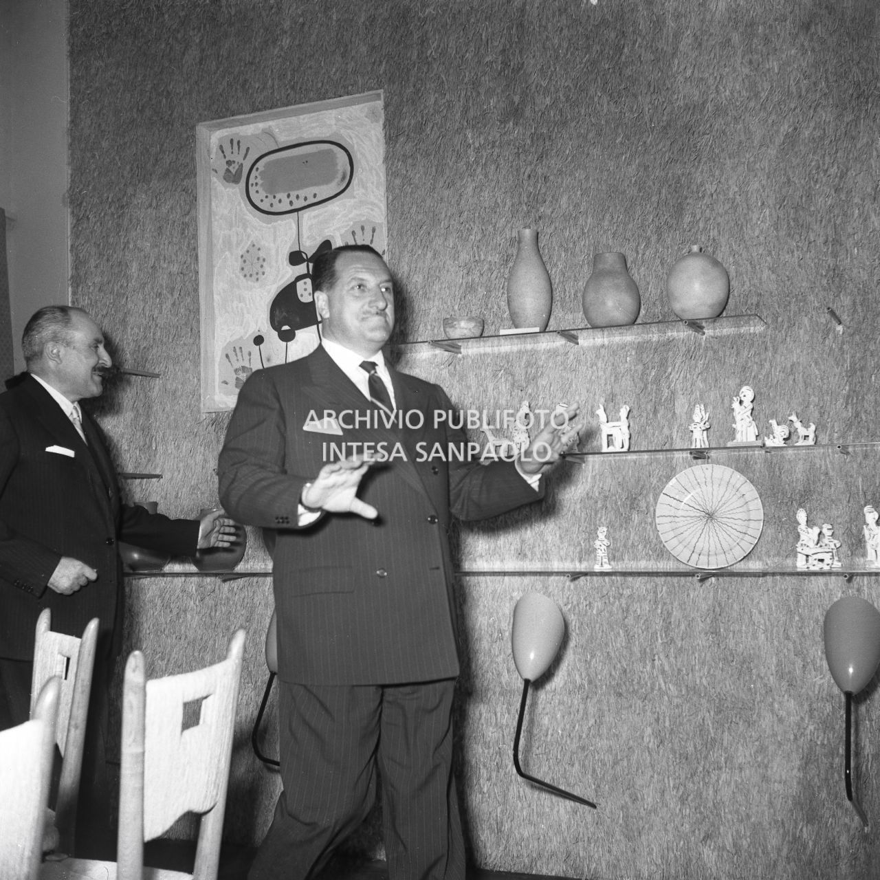 Juan Pablo de Lojendio, direttore generale delle relazioni culturali dell'ambasciata di Spagna, visita la sezione estera del suo Paese alla IX Triennale di Milano<br>99762