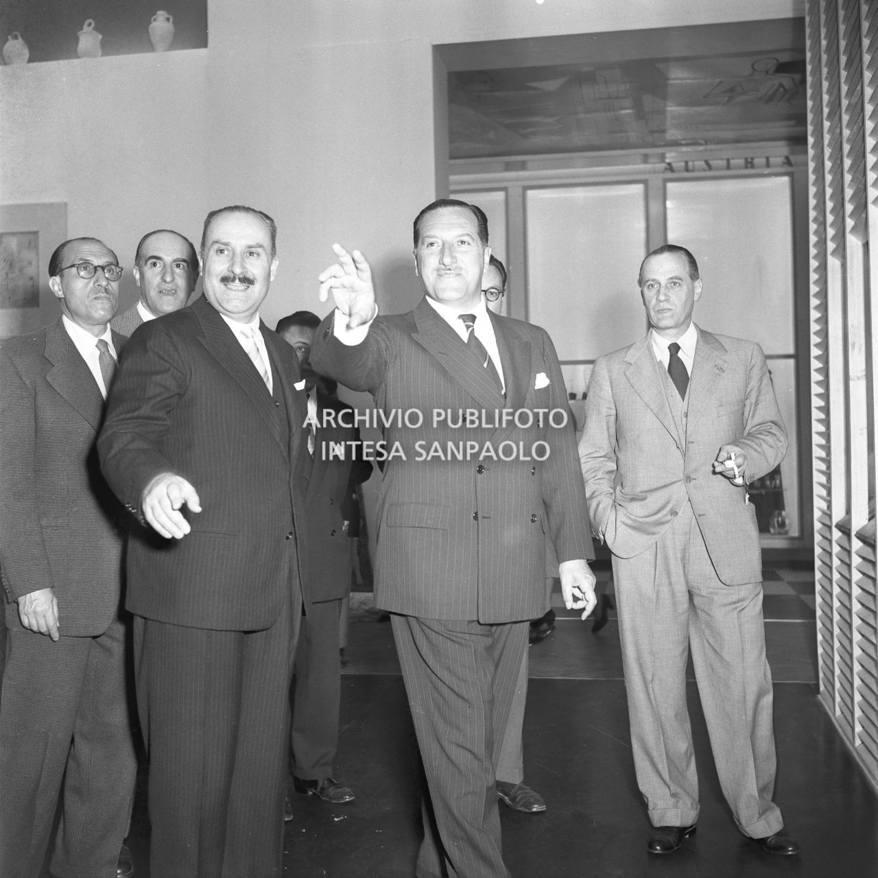 Juan Pablo de Lojendio, direttore generale delle relazioni culturali dell'ambasciata di Spagna, visita la sezione estera del suo Paese alla IX Triennale di Milano<br>99763