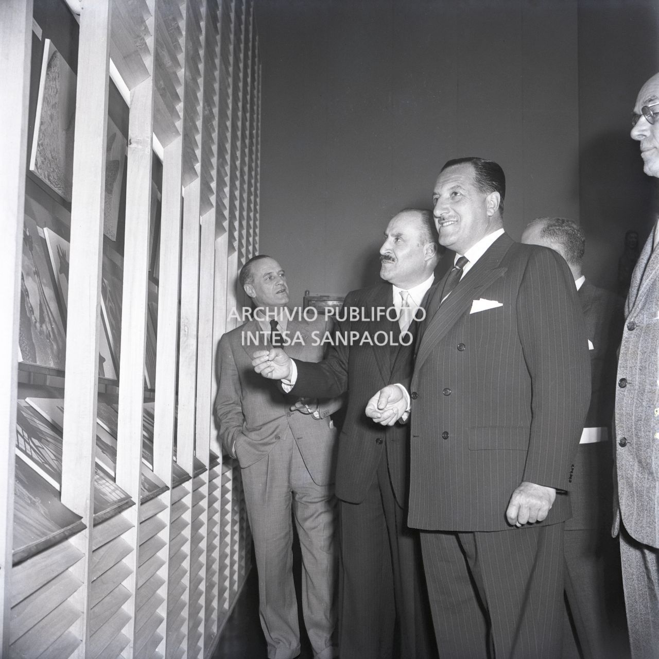 Juan Pablo de Lojendio, direttore generale delle relazioni culturali dell'ambasciata di Spagna, visita la sezione estera del suo Paese alla IX Triennale di Milano<br>99764