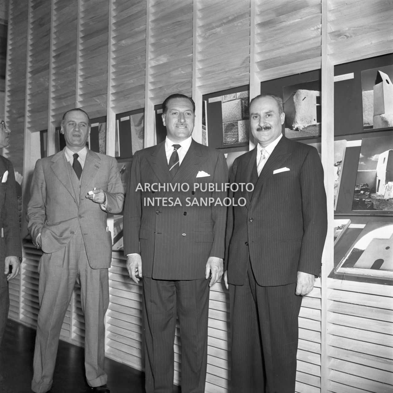 Juan Pablo de Lojendio, direttore generale delle relazioni culturali dell'ambasciata di Spagna, visita la sezione estera del suo Paese alla IX Triennale di Milano<br>99765