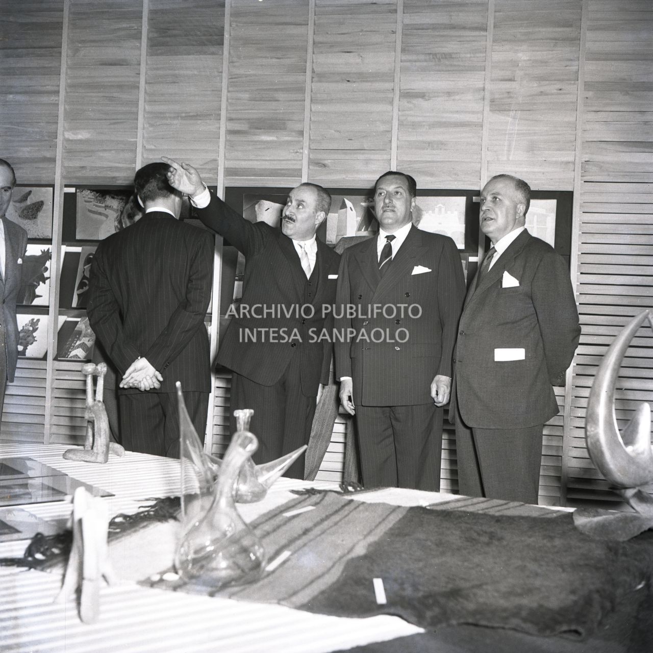 Juan Pablo de Lojendio, direttore generale delle relazioni culturali dell'ambasciata di Spagna, visita la sezione estera del suo Paese alla IX Triennale di Milano<br>99766